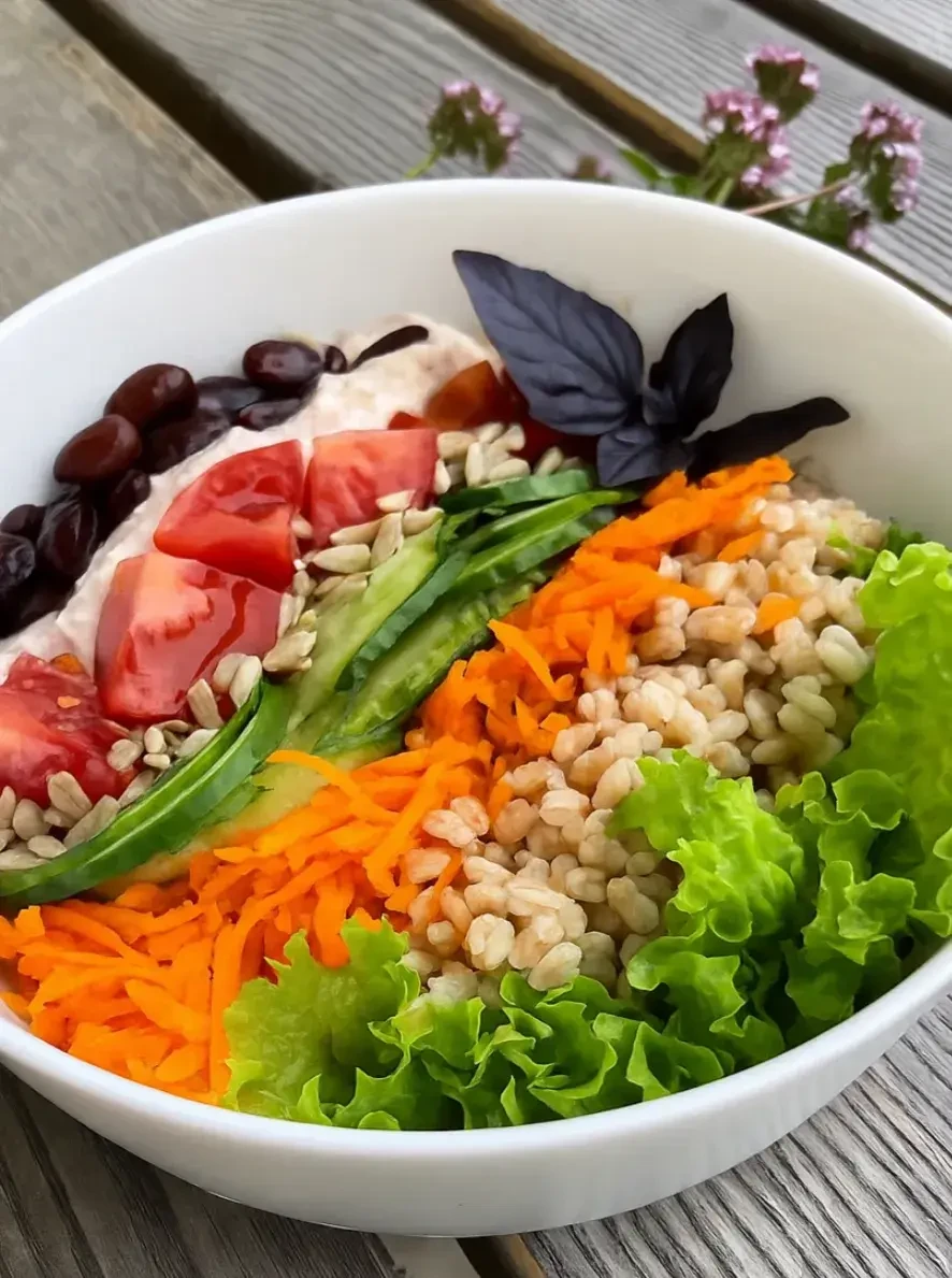 Bowl mit Skyr Dinkelreis und Gemüse