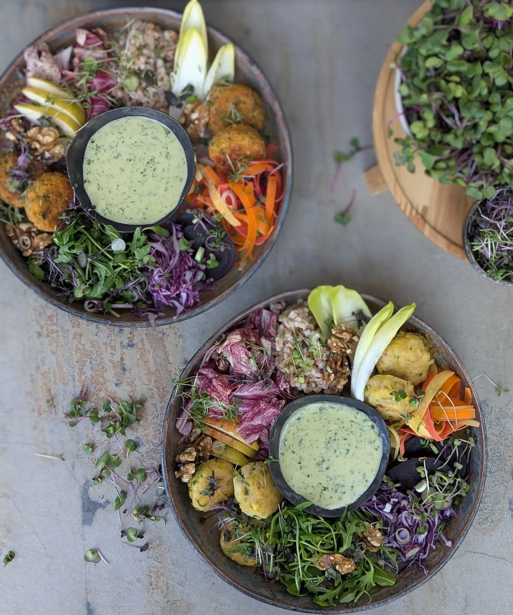 Gemüse Bowl mit Fischlaibchen oder Bohnenlaibchen