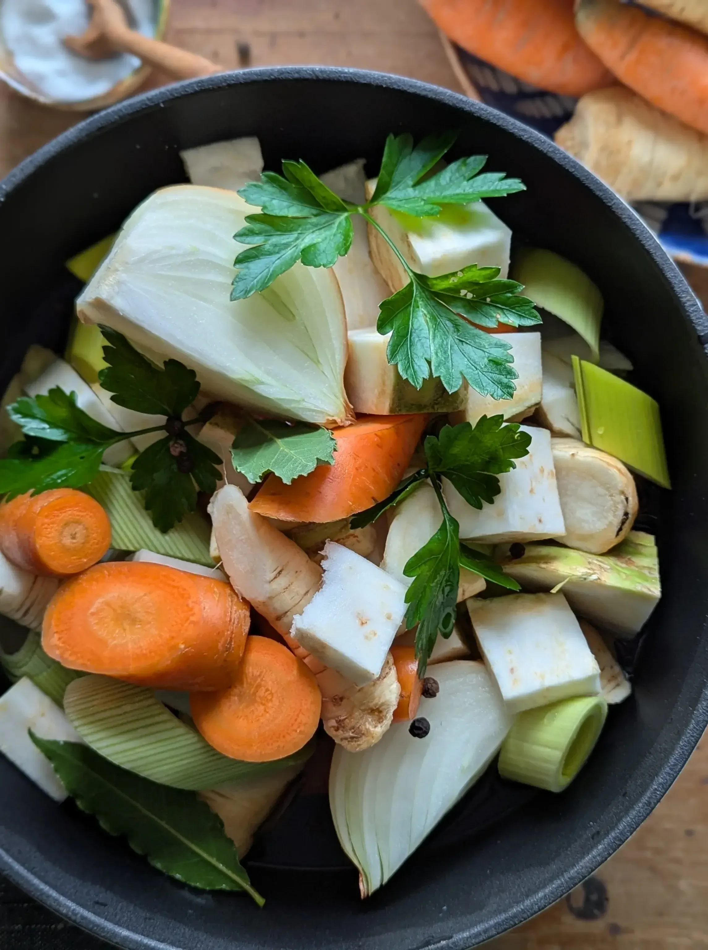 Klare Gemüsesuppe Zutaten in einem Topf