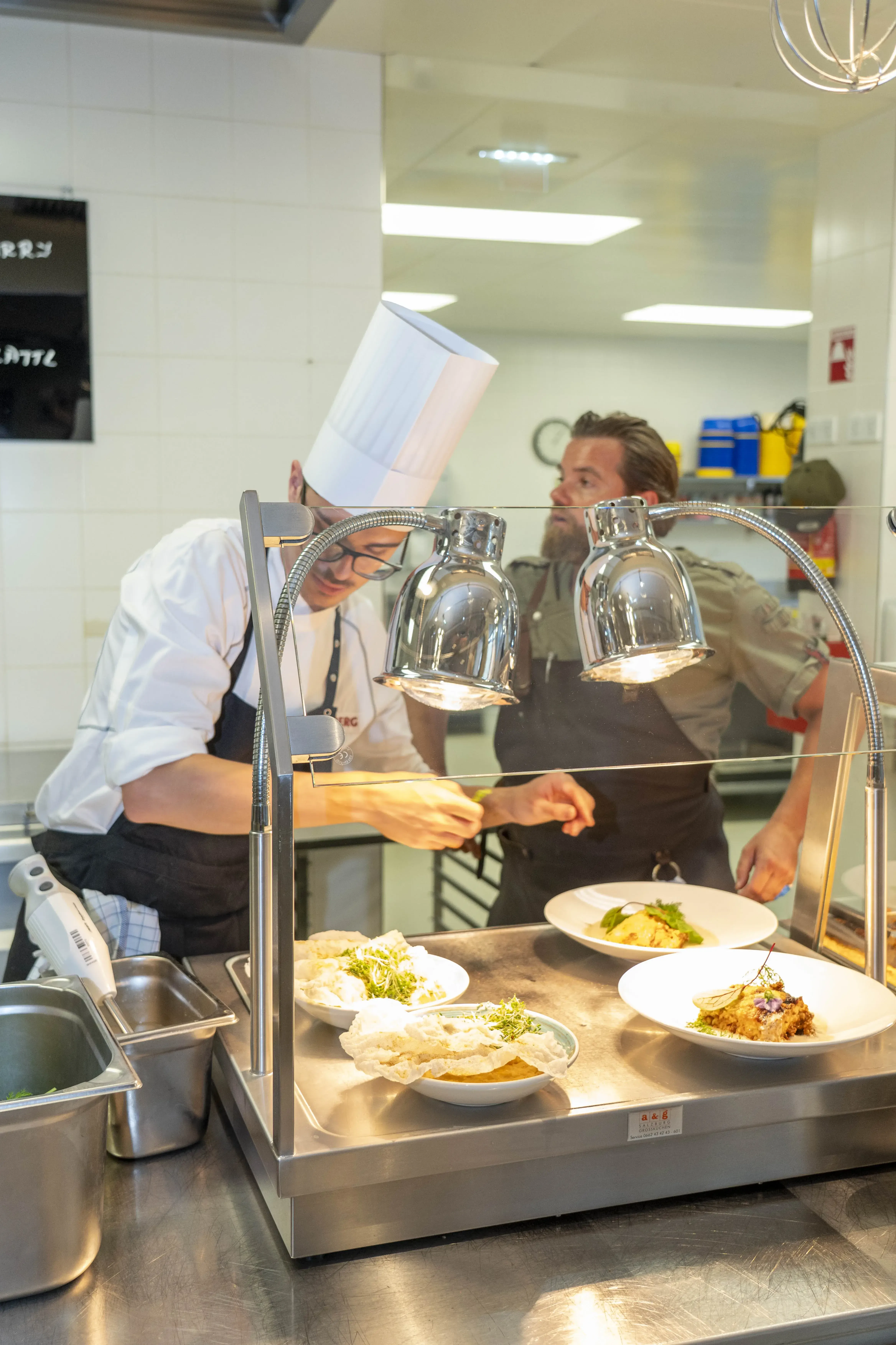 Gut zu Wissen WIBERG Ausgezeichnet aufgetischt SalzburgerLand Herkunfts-Zertifikat Regional Essen in Salzburg Mitarbeiter regionale Verpflegung Gemeinschaftsverpflegung