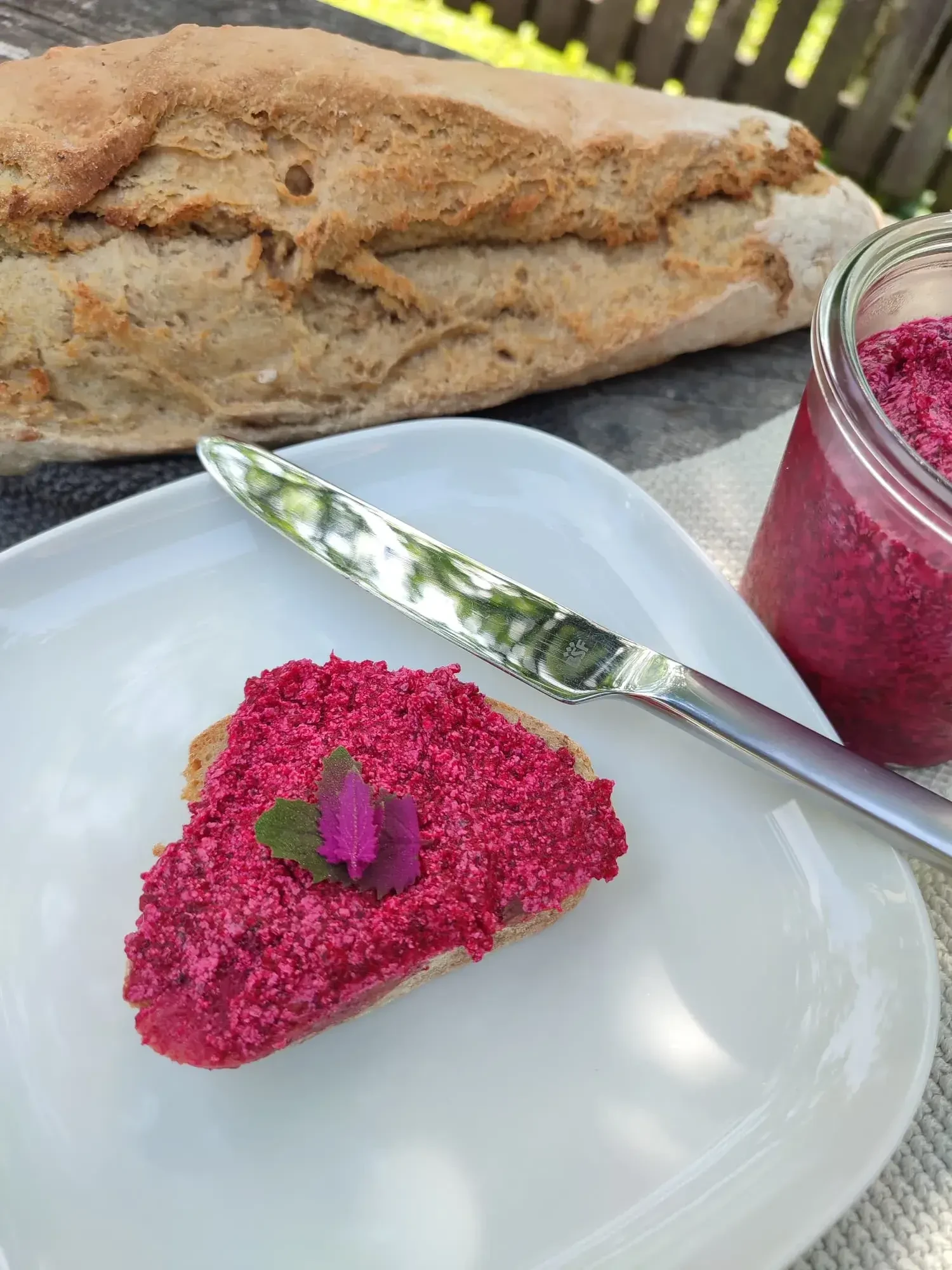 Brot mit Rote Bete Butter Aufstrich