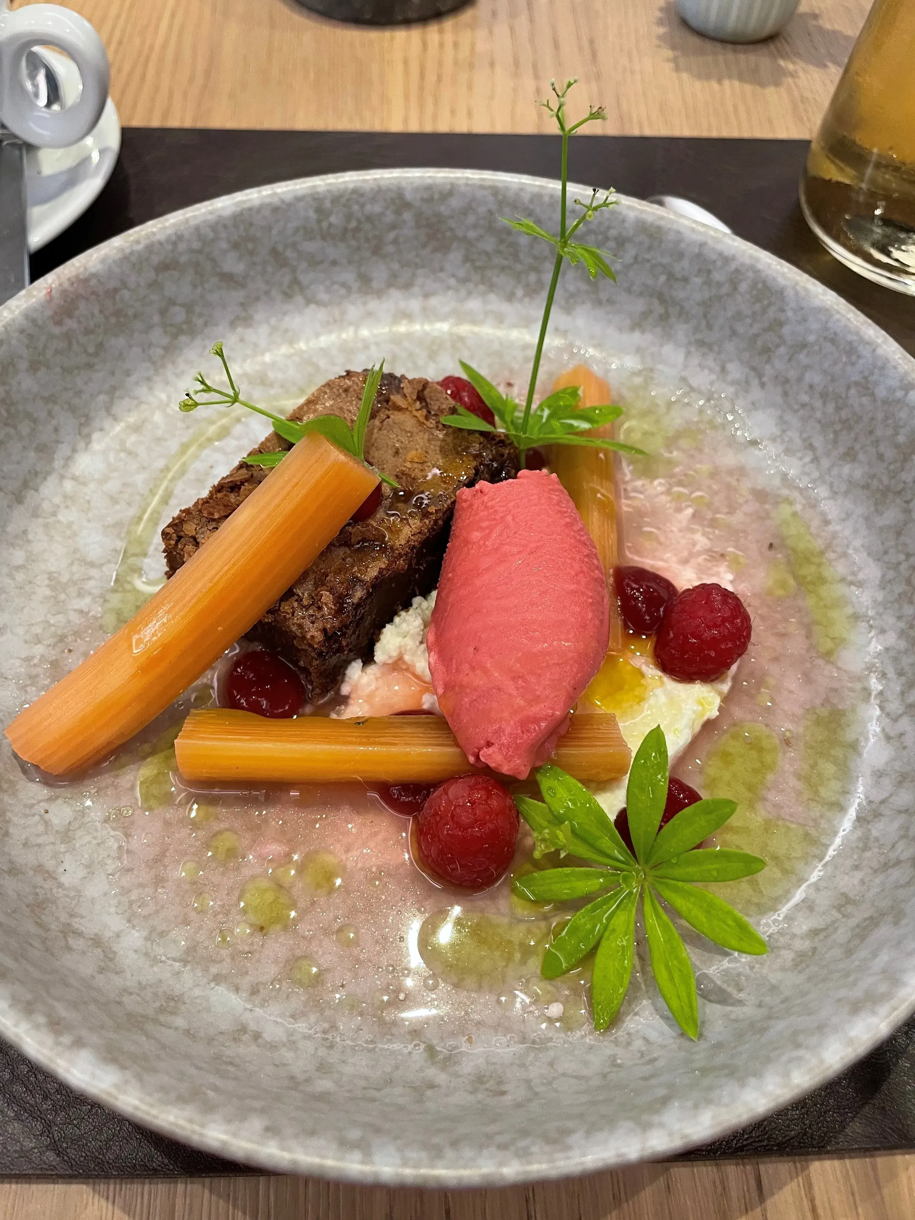 Dessert-Teller mit Himbeereis und Waldmeister