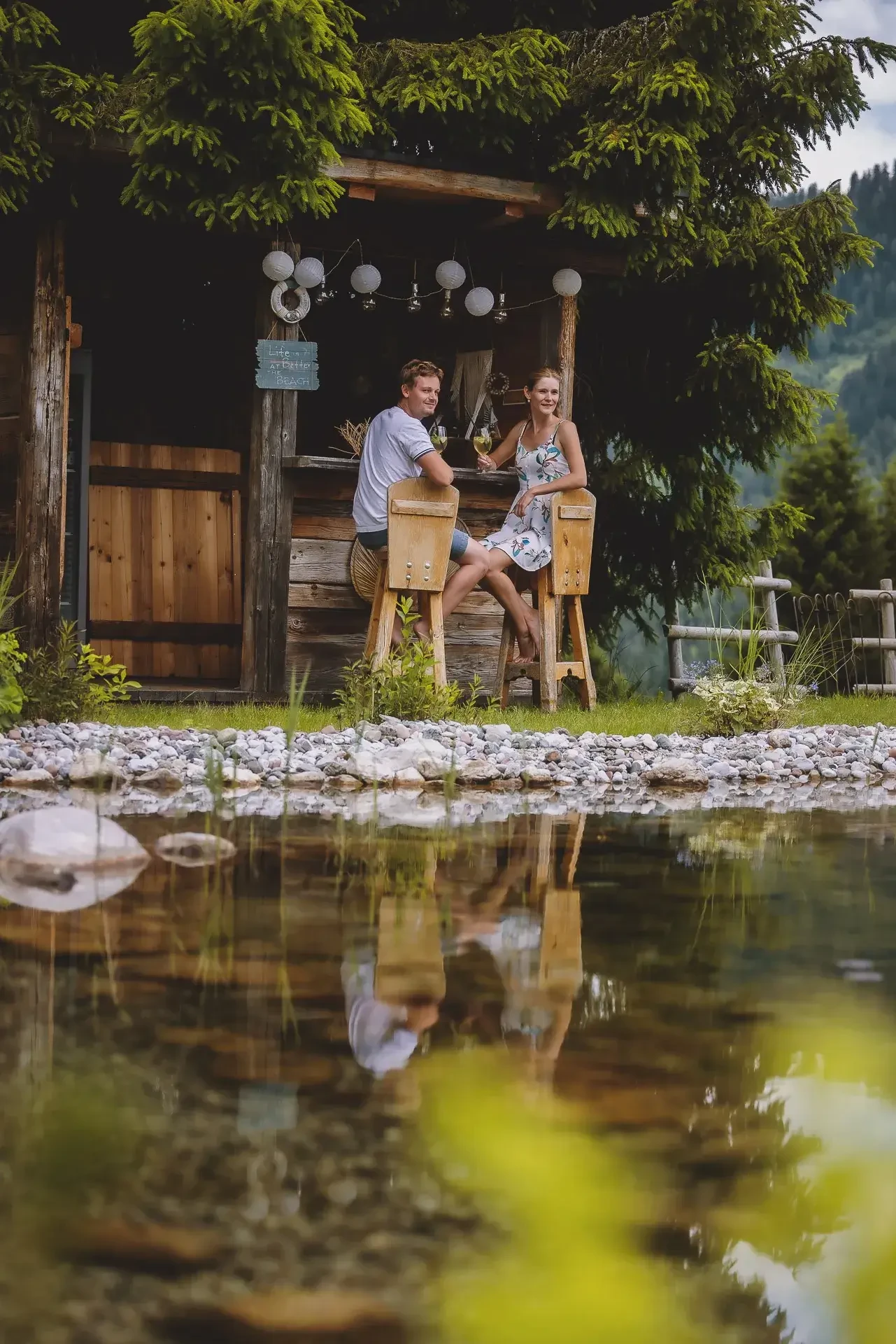 Paar an Bar vor Teich