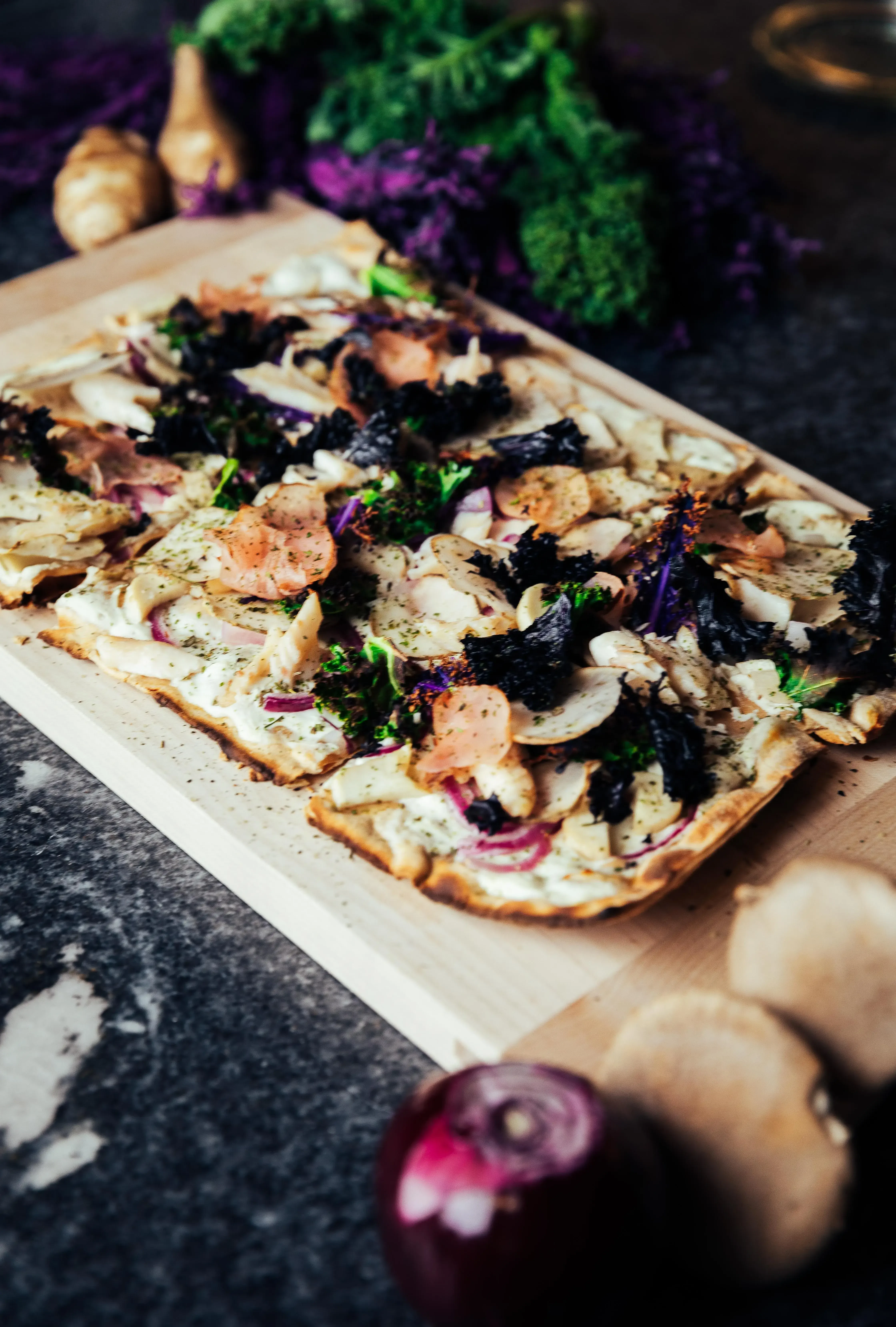 Flammkuchen mit Fisch und Pilzen