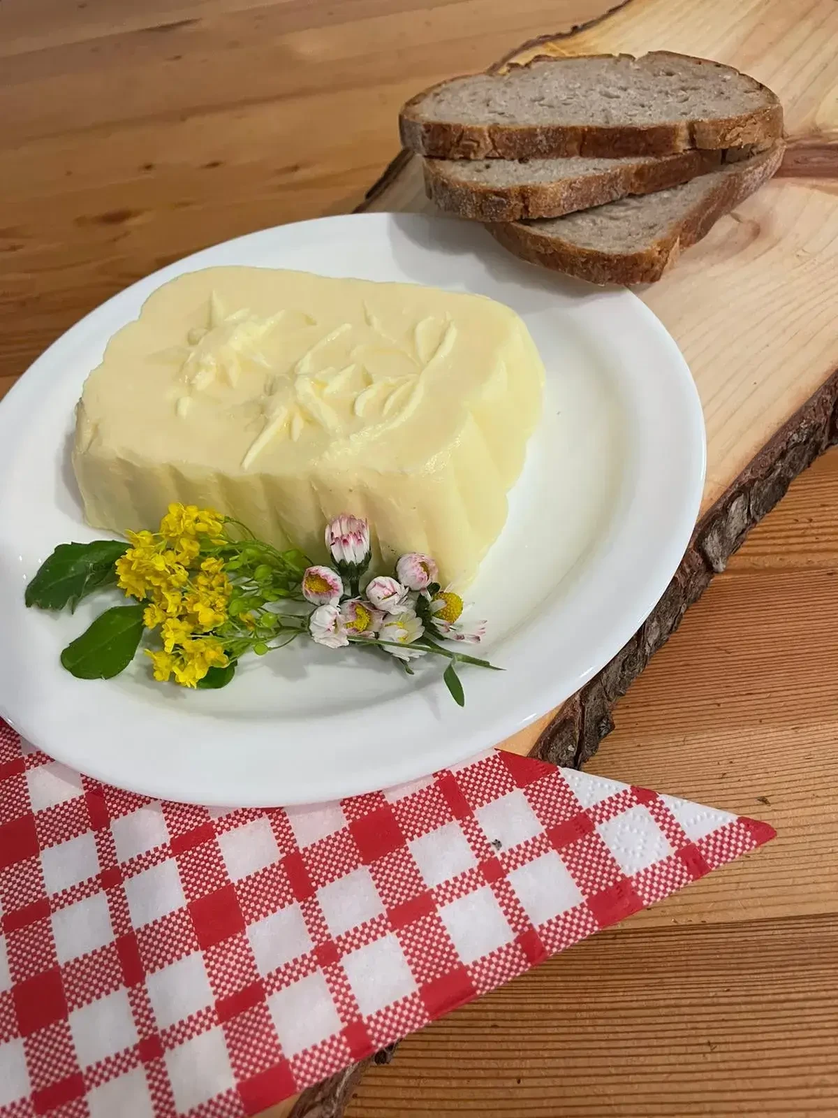 Almbutter auf Teller mit Brot