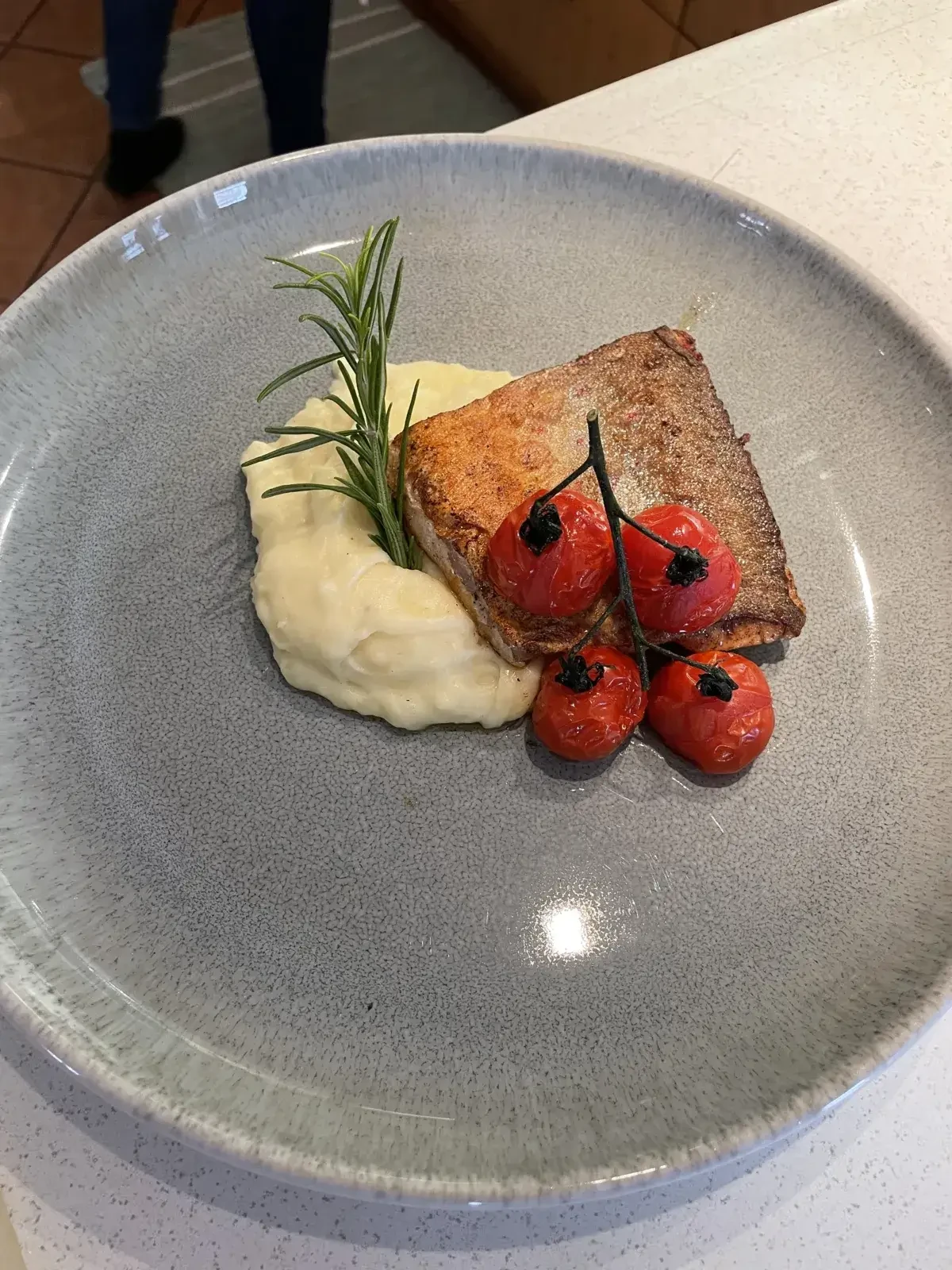 Gebratenes Saiblingsfilet mit Kartoffelpüree und Schortomaten