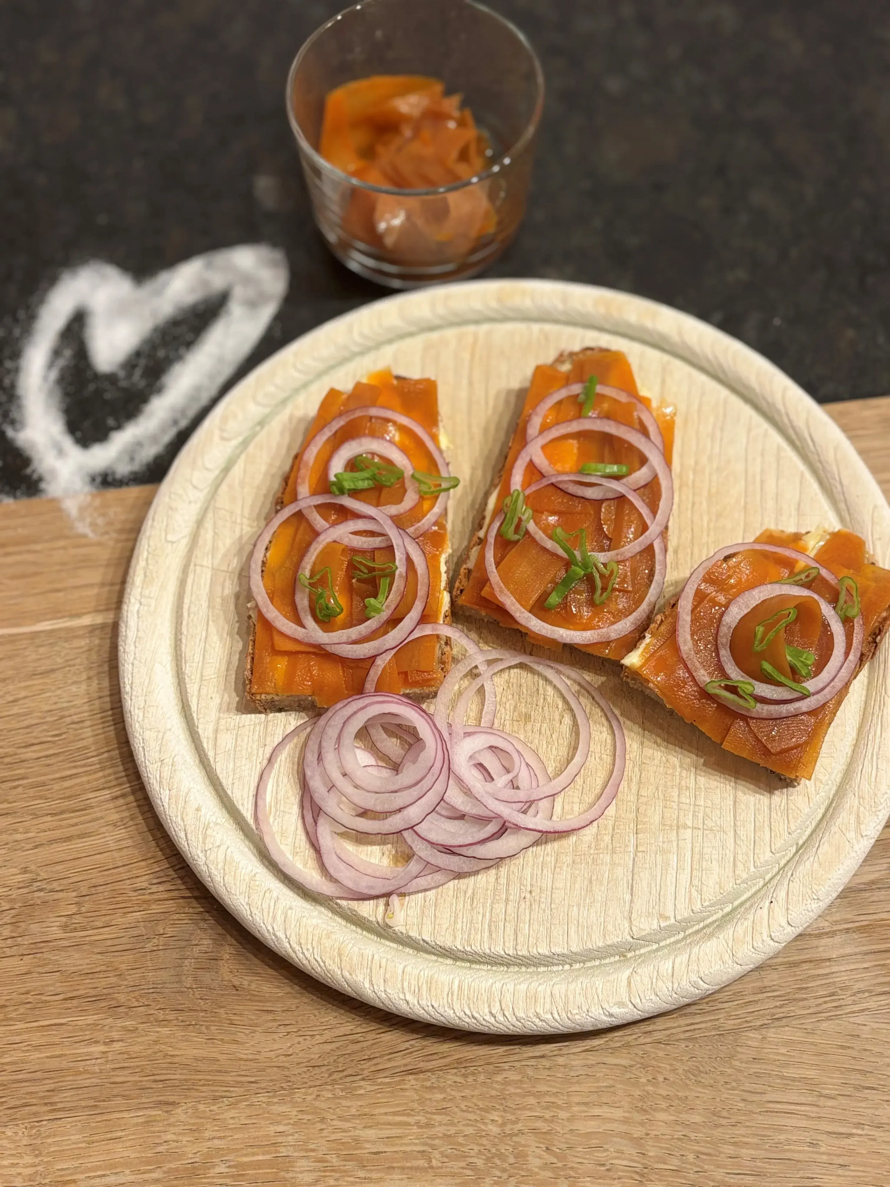 Brot mit Karottenlachs und roten Zwiebeln