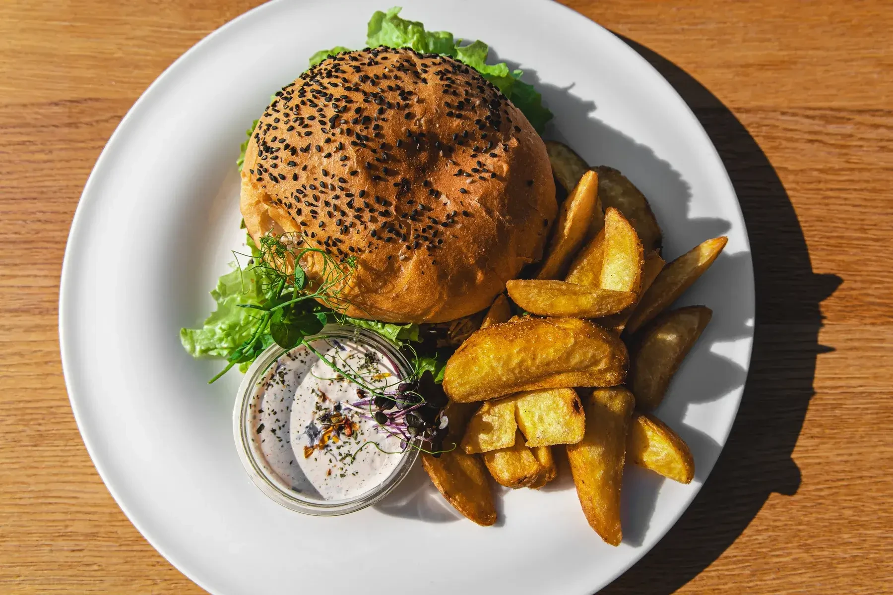 Bürger mit Wedges und Sauerrahmdip