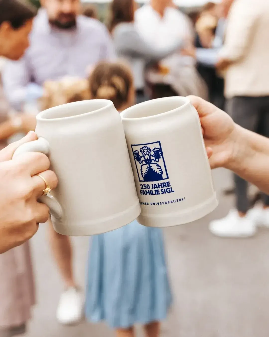 Die Trumer Privatbrauerei in Obertrum gehört zu den traditionsreichsten Brauereien Österreichs. Seit Generationen steht sie für echtes Brauhandwerk, hochwertige Zutaten und den Respekt vor regionalen Rohstoffen. 
