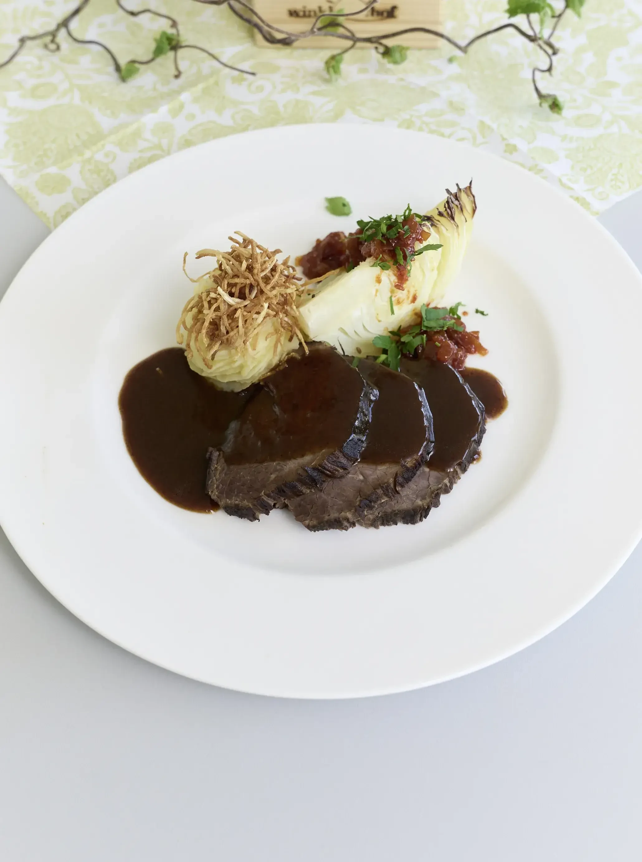 Rindsbraten mit Püree und Stöcklkraut
