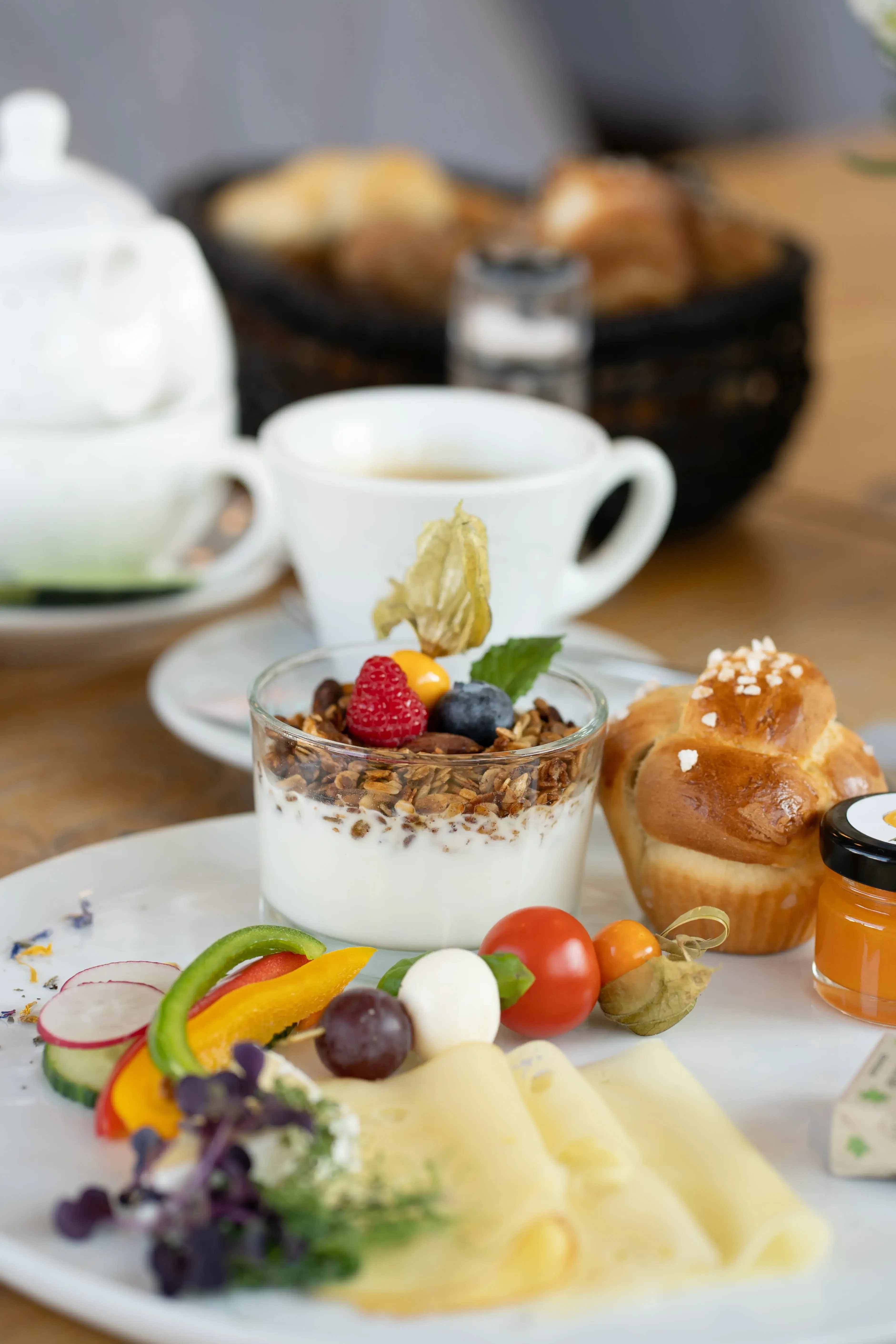 Frühstück mit Käse und Kaffee