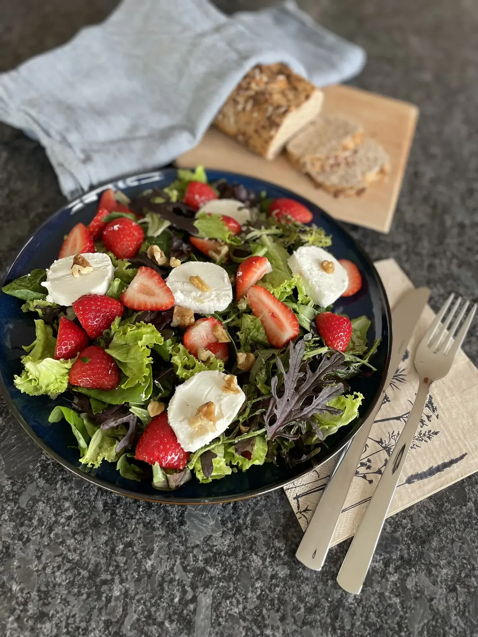 Salat mit Erdbeeren und Ziegenkäse