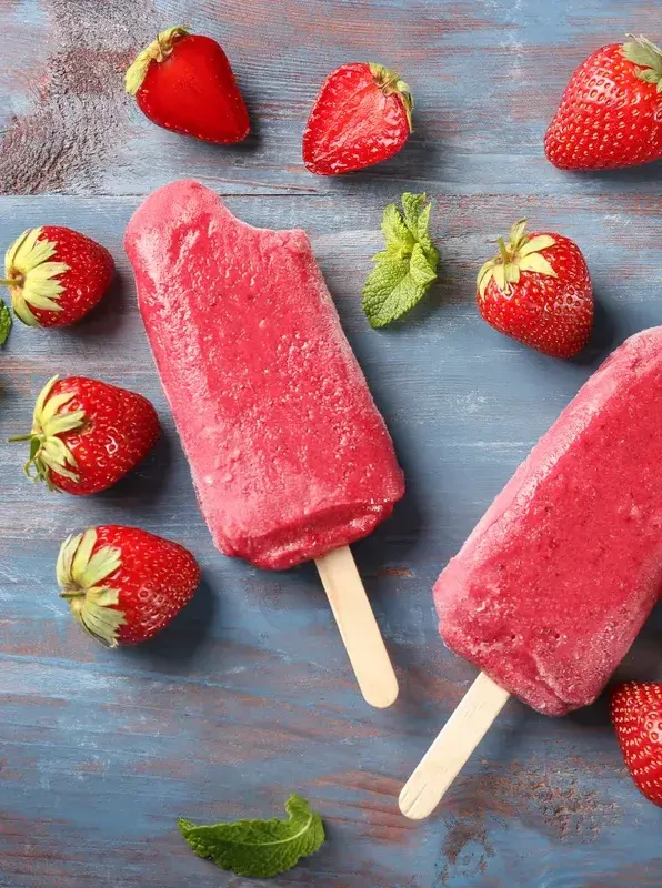 Erdbeereis mit Erdbeeren