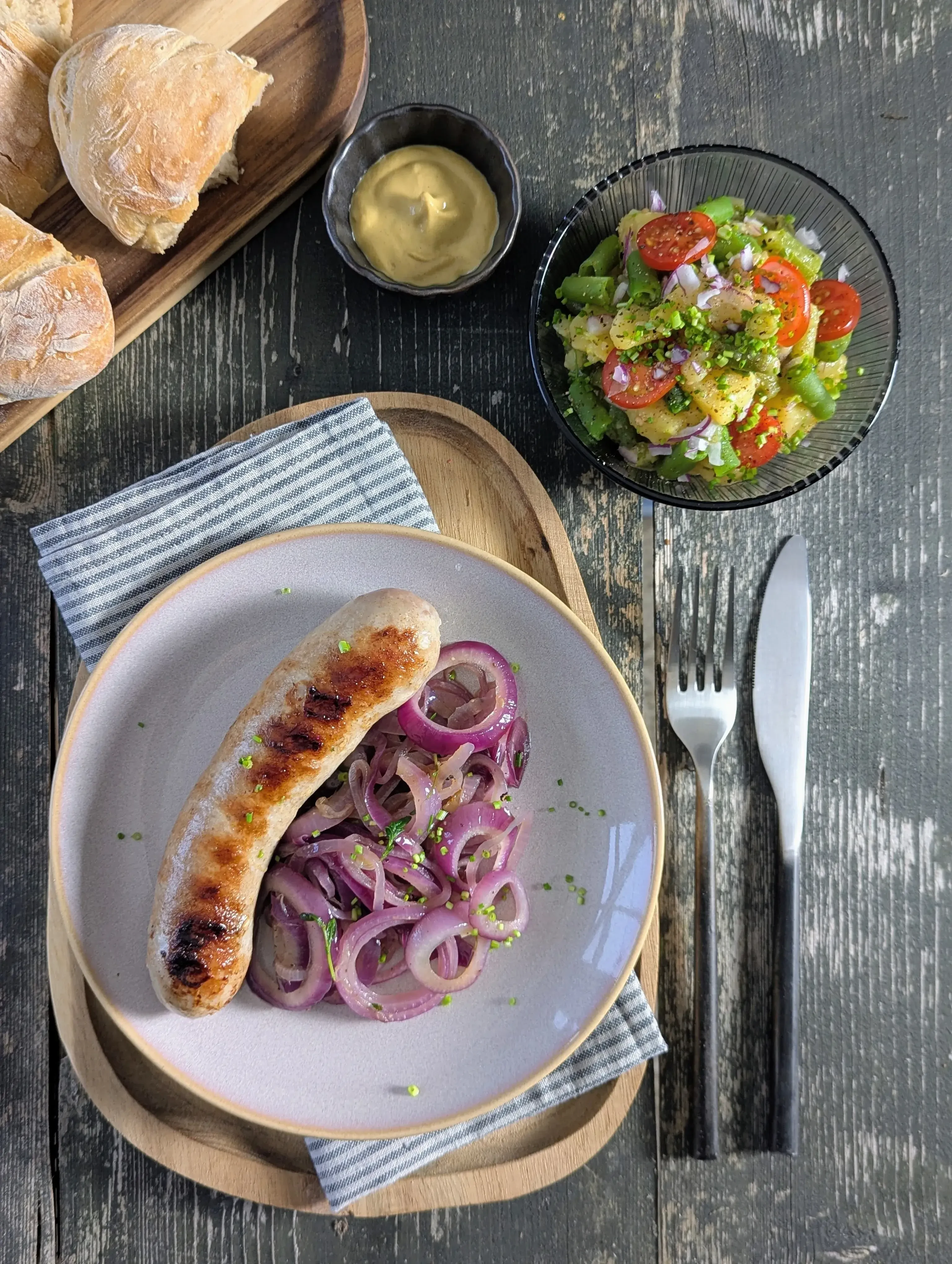 Grillwurst mit roten Zwiebeln und Kartoffelsalat