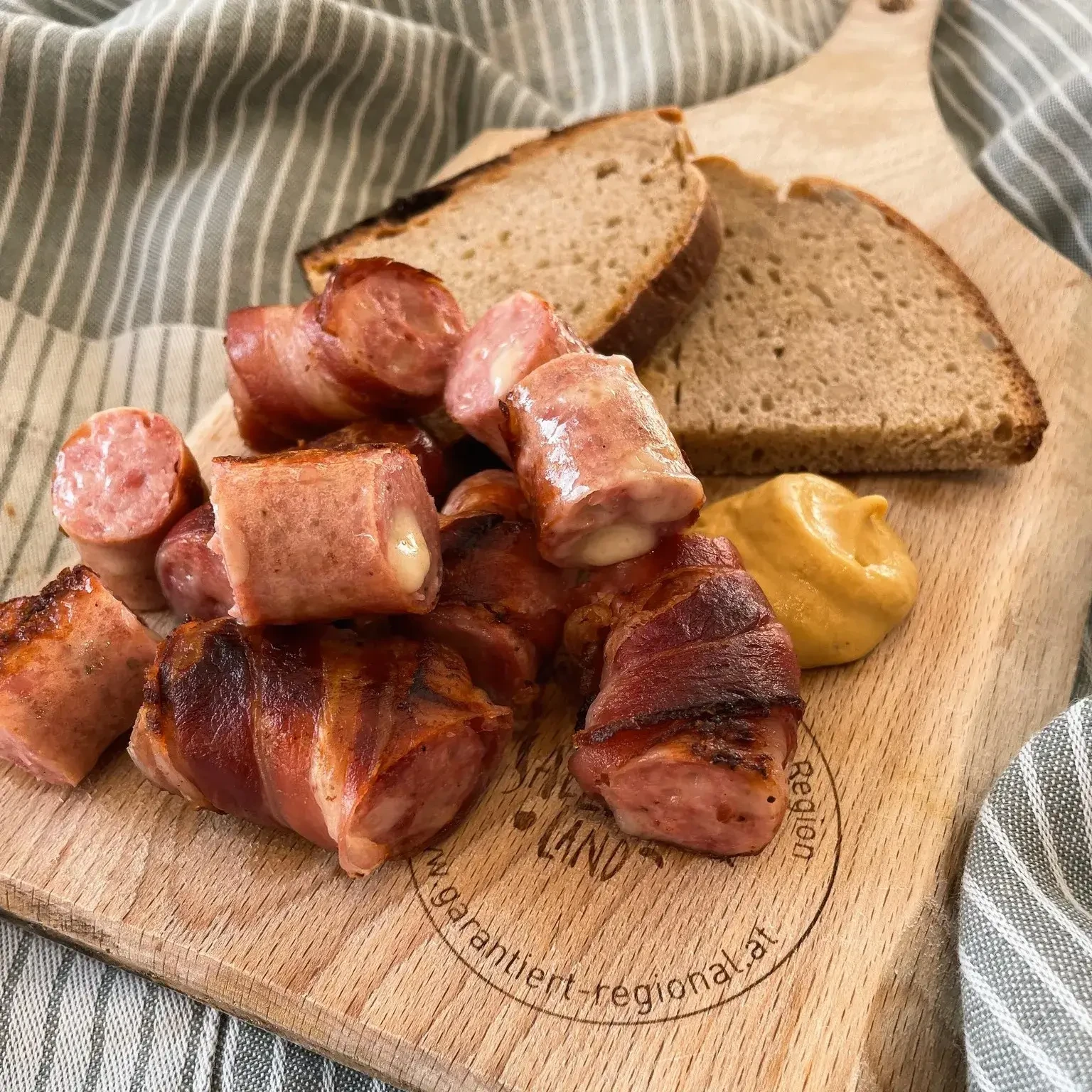 Lungauer Würtse am Holzbrett Käsekrainer der Lungauer Speis