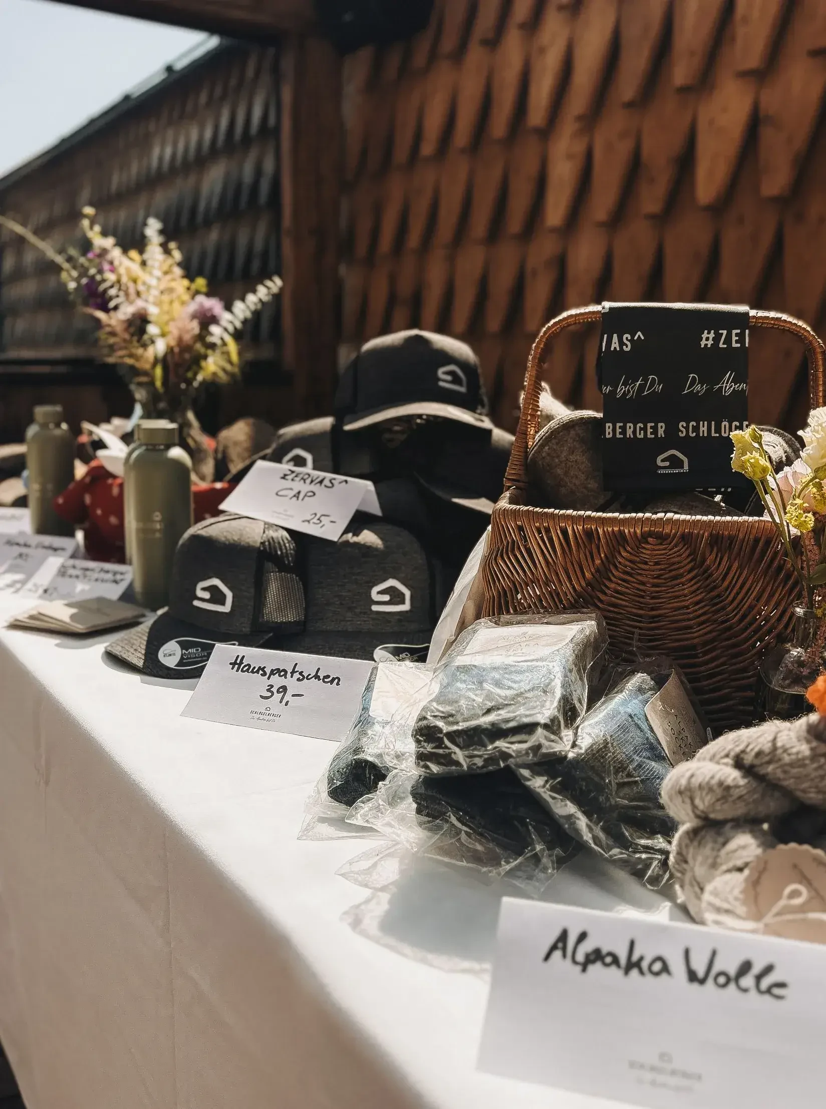 Bauernmarkt Schlöglberger Alpaka Produkte am Tisch
