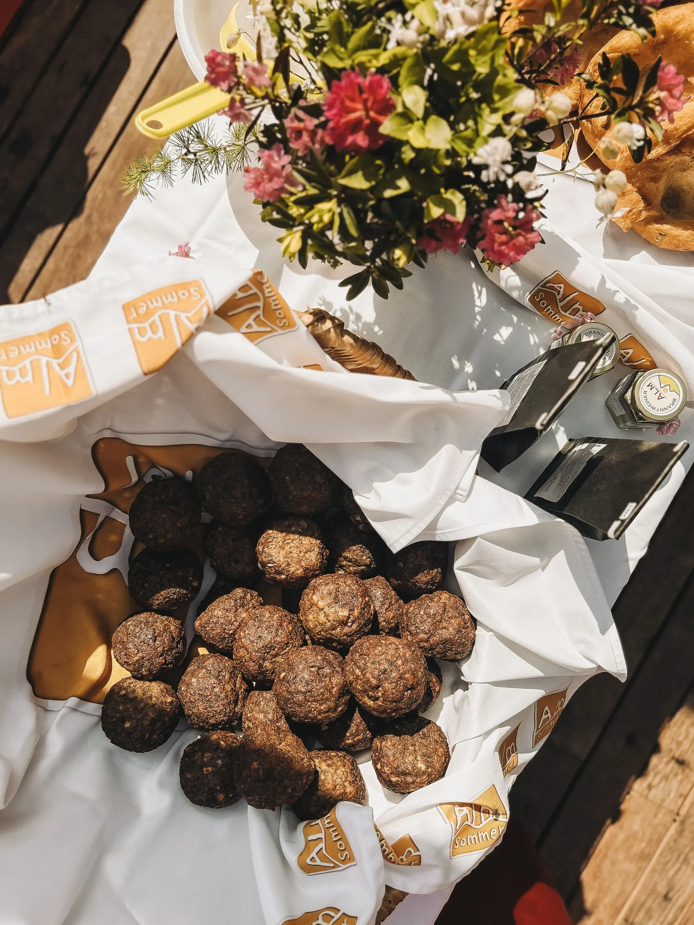 Bauernmarkt Schlöglberger Leberknödel Blumen Deko Tisch