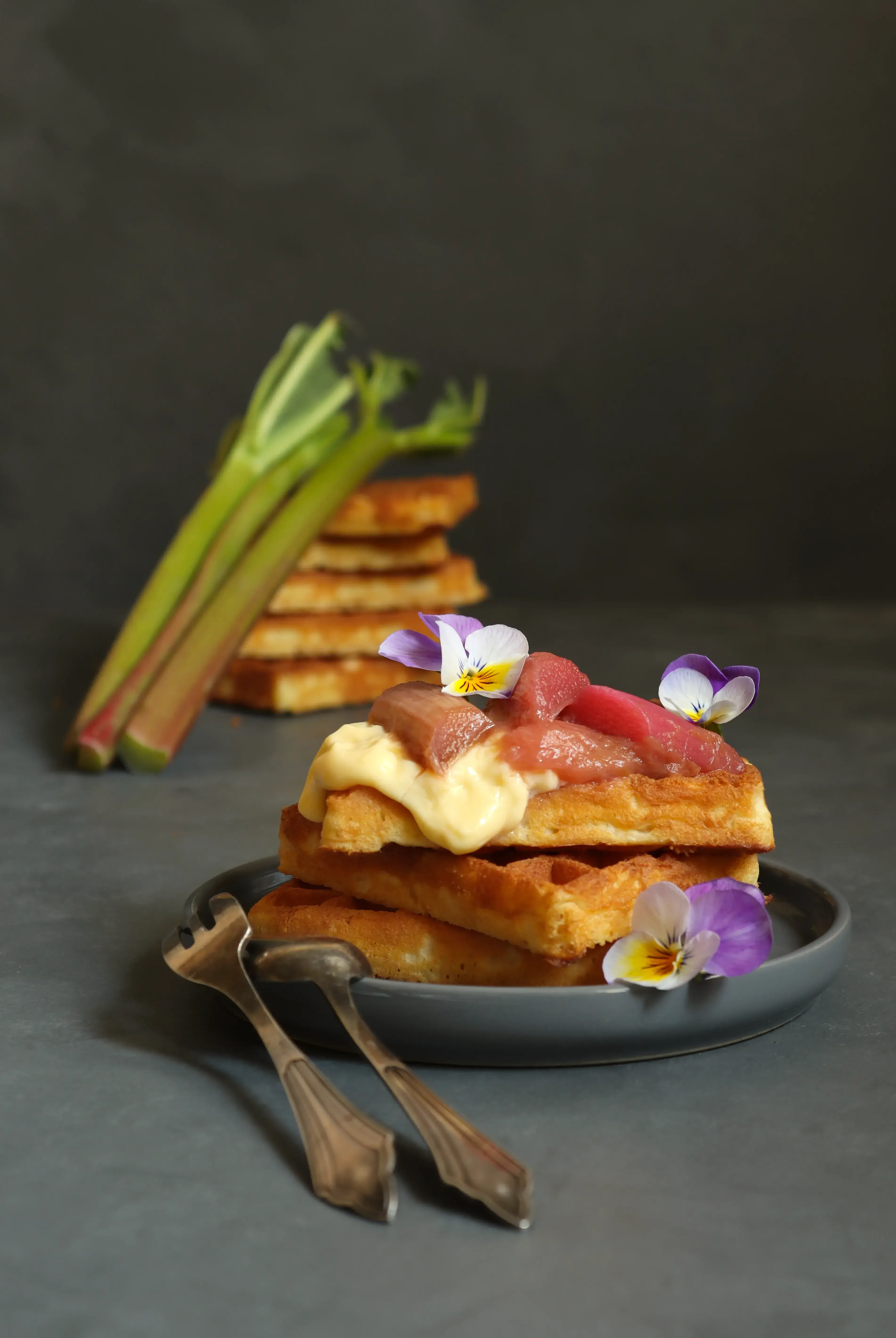 Buttermilchwaffeln mit Rhabarber