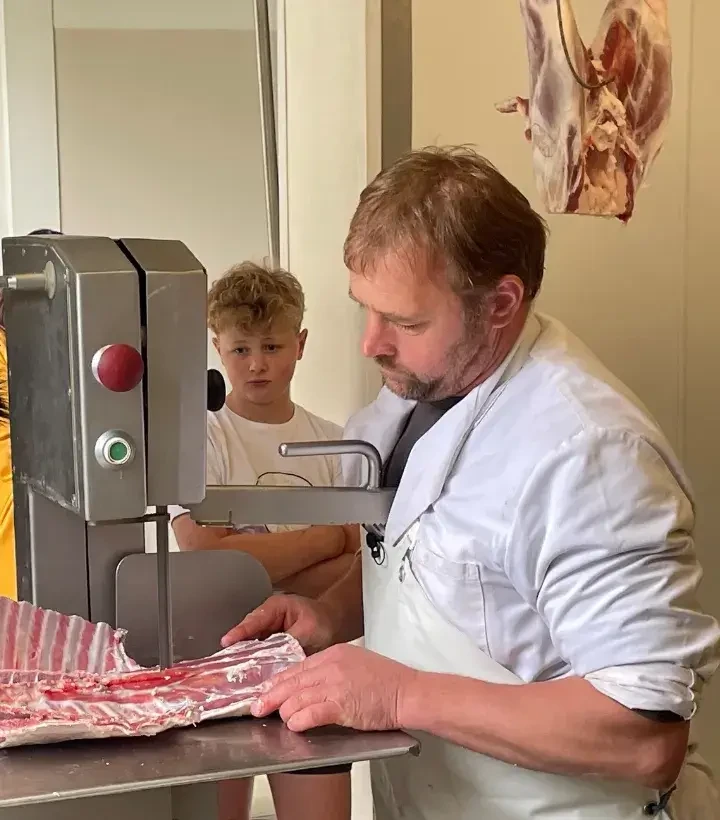 Metzger schneidet Ripperl