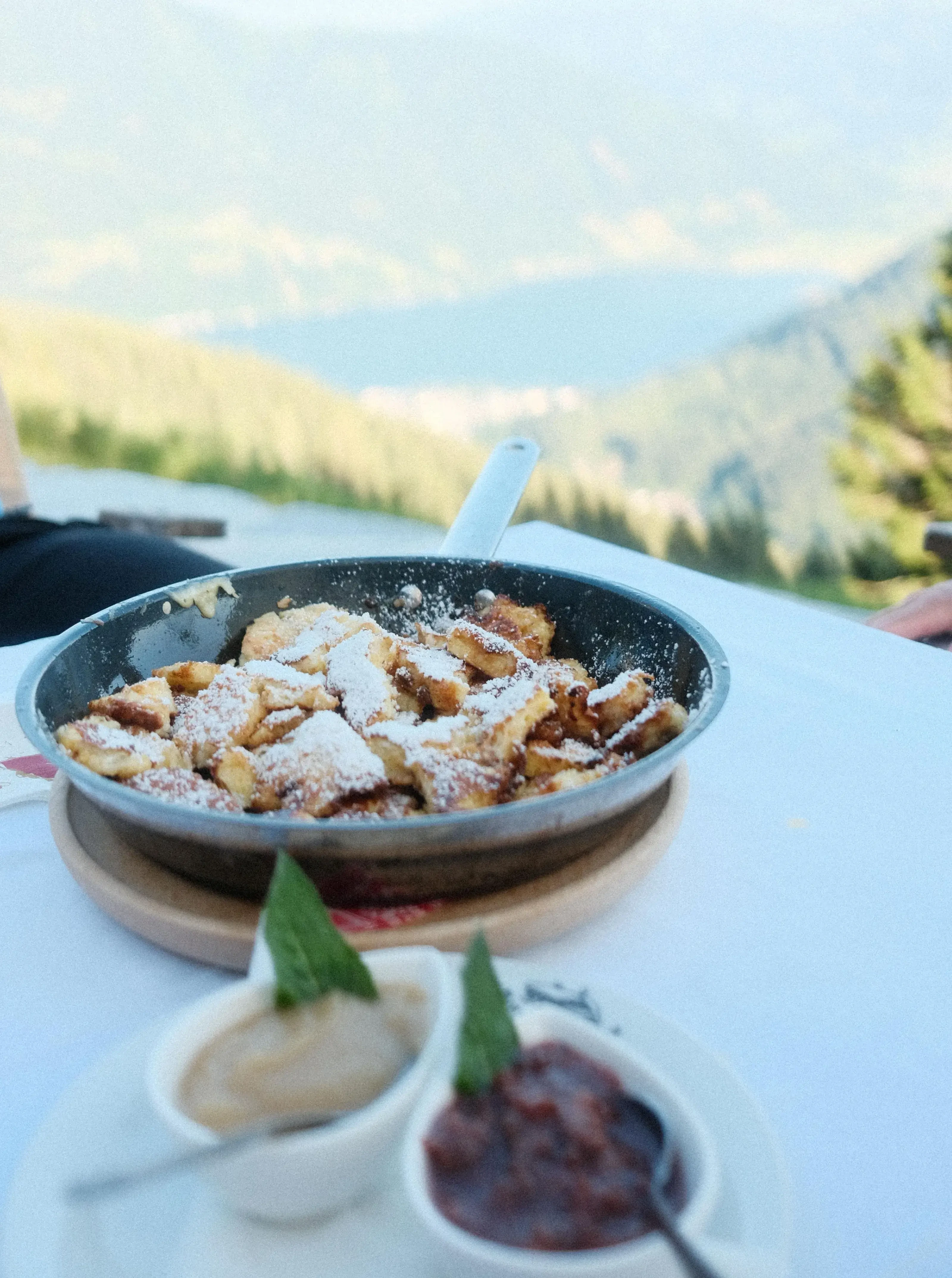 Kaiserschmarrn essen mit Blick auf Zeller See auf der Blaickners Sonnalm