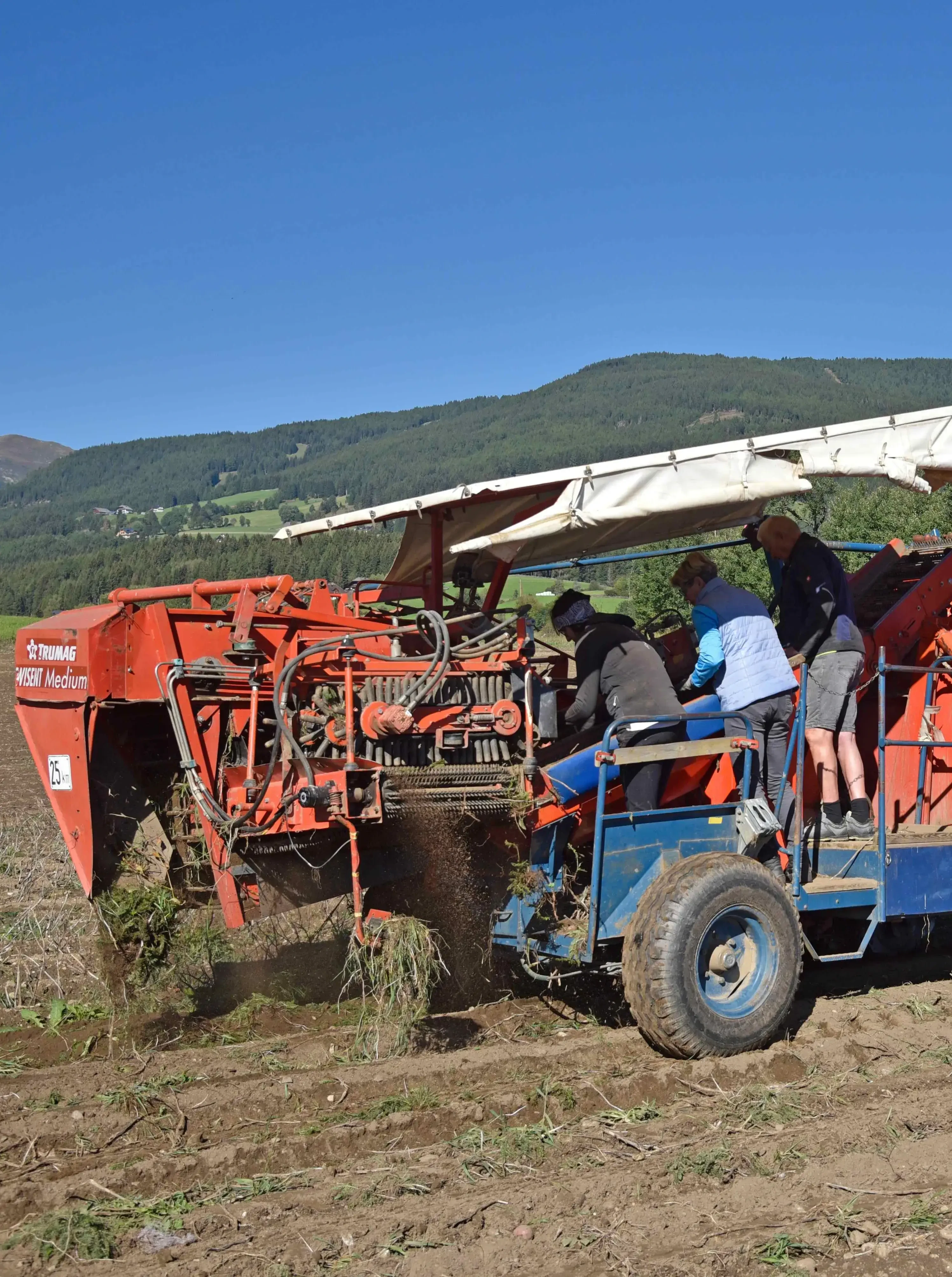 Lungauer Eachtling Erntemaschine mit Leuten