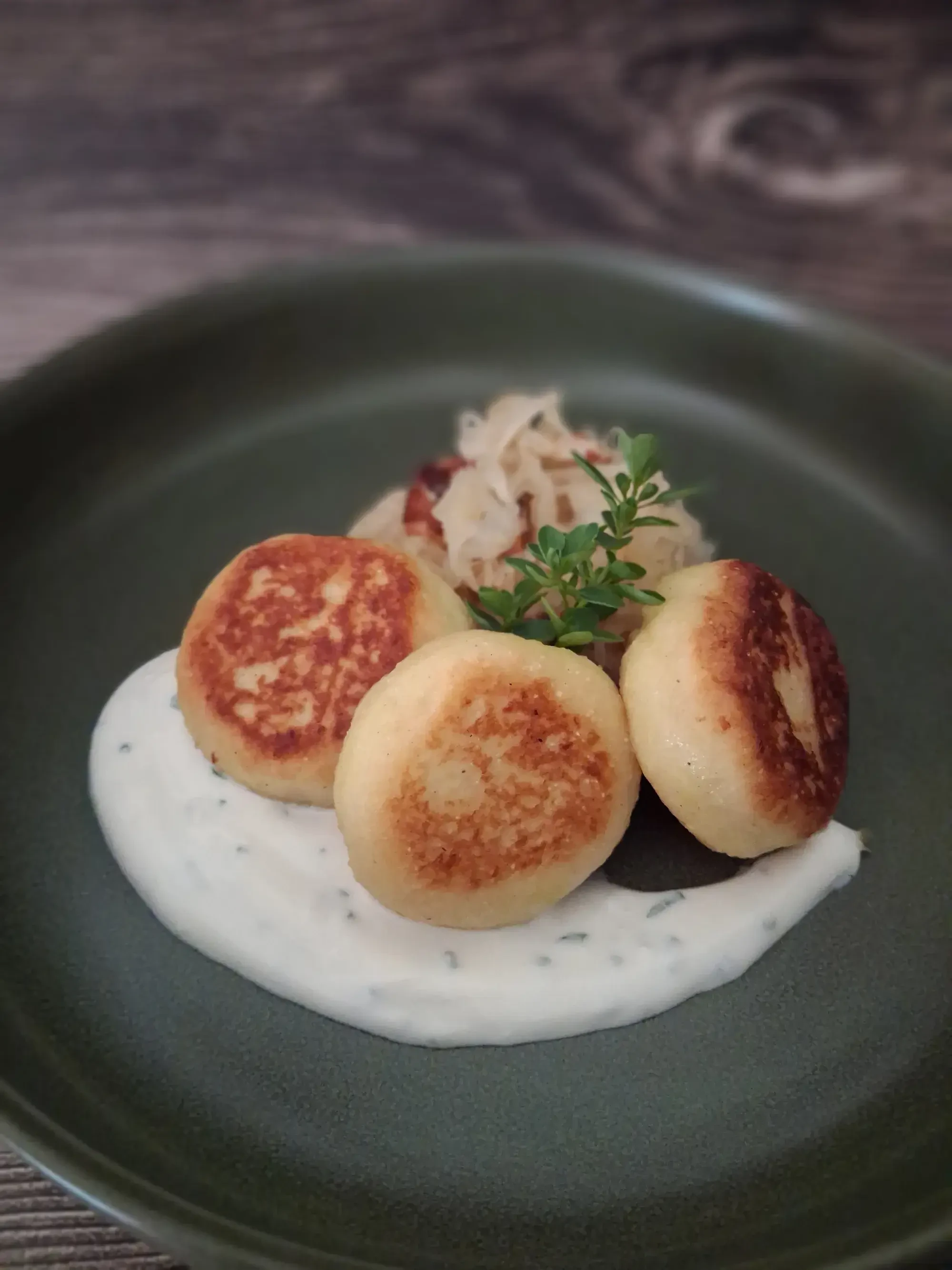 Erdäpfellaibchen mit Sauerkraut