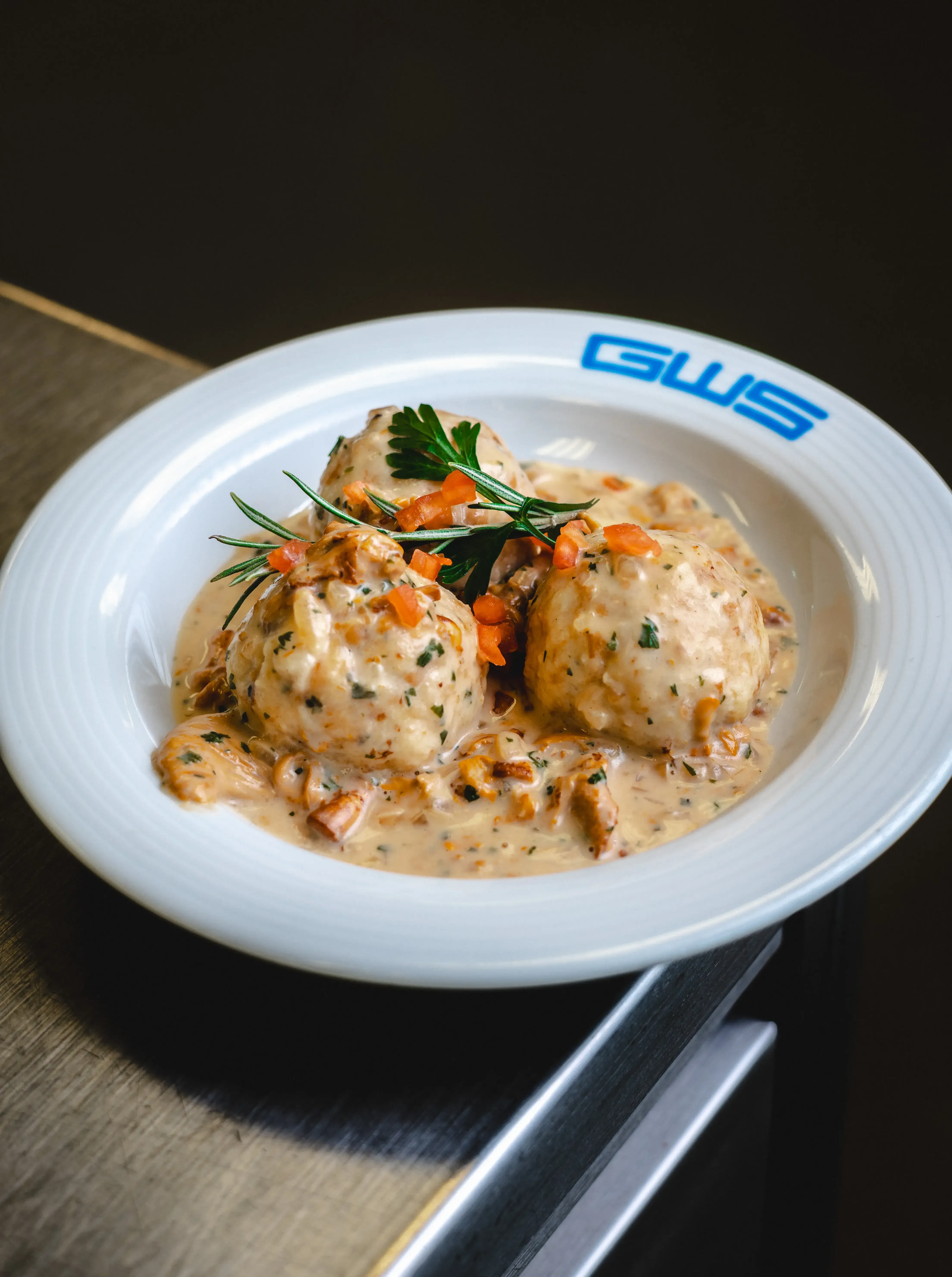 Eierschwammerlsauce mit Knödel