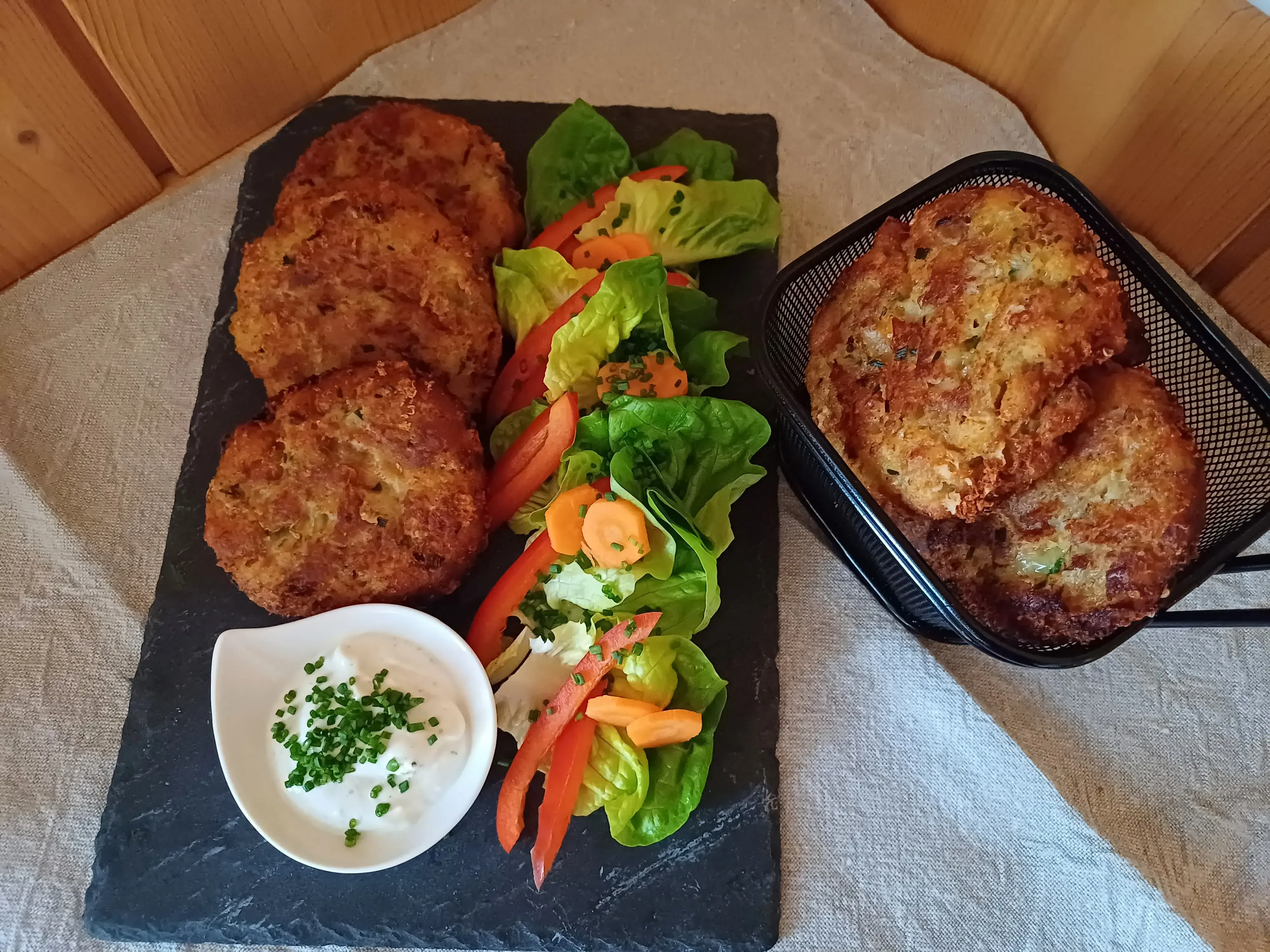 Kaspressknödel mit Salat