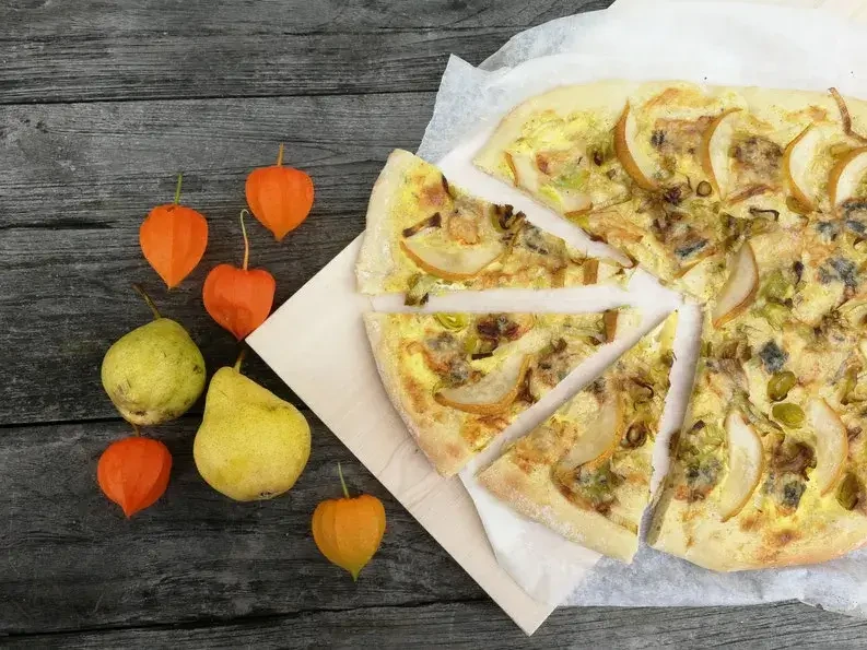 Flammkuchen mit Birnen und Honig