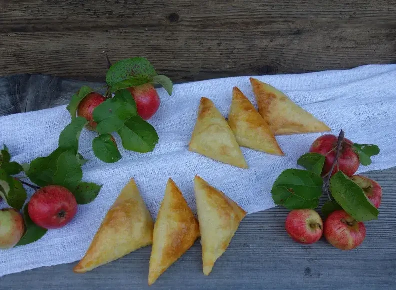 Topfenteig gefüllt mit Äpfel