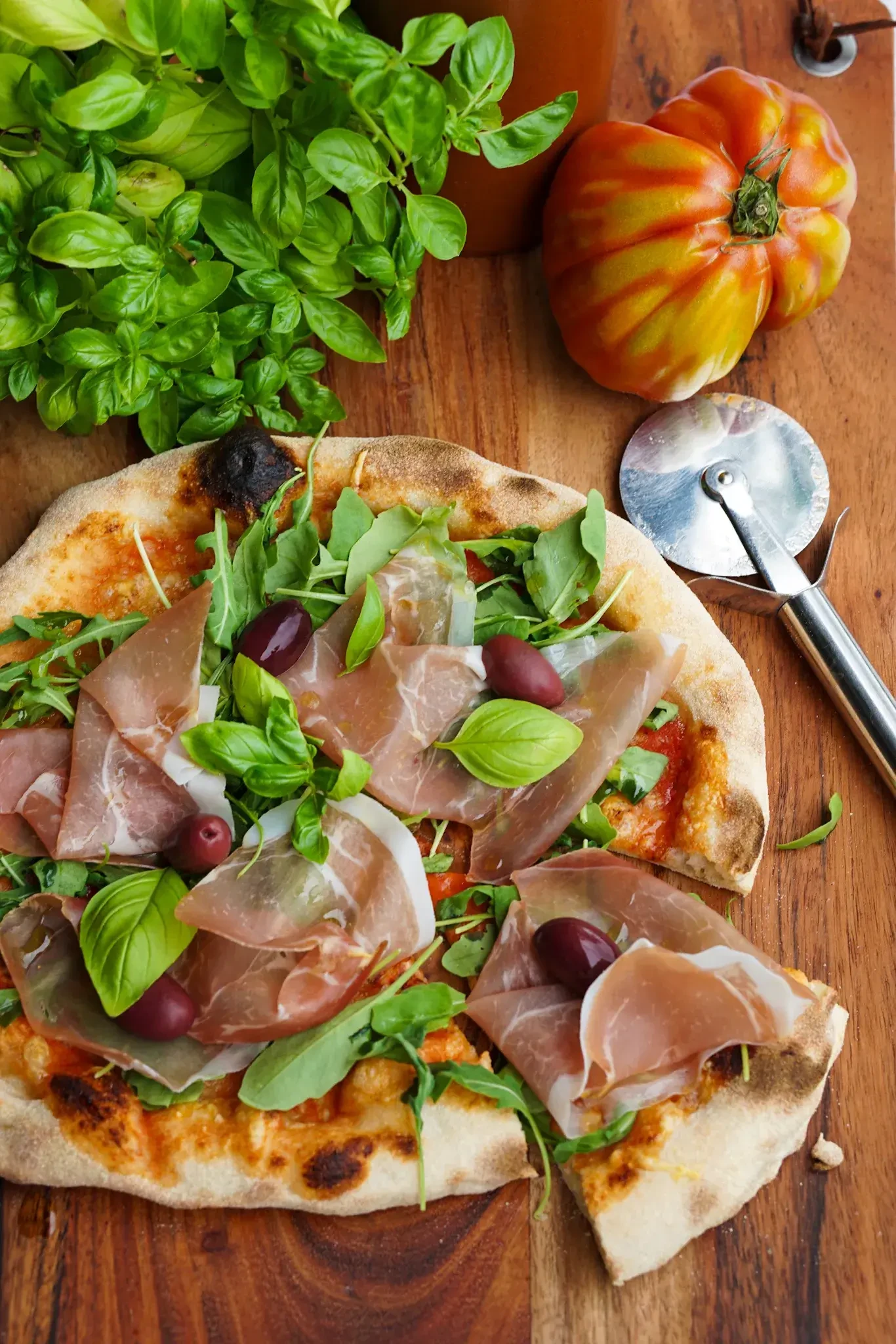 verschieden belegte Pizza