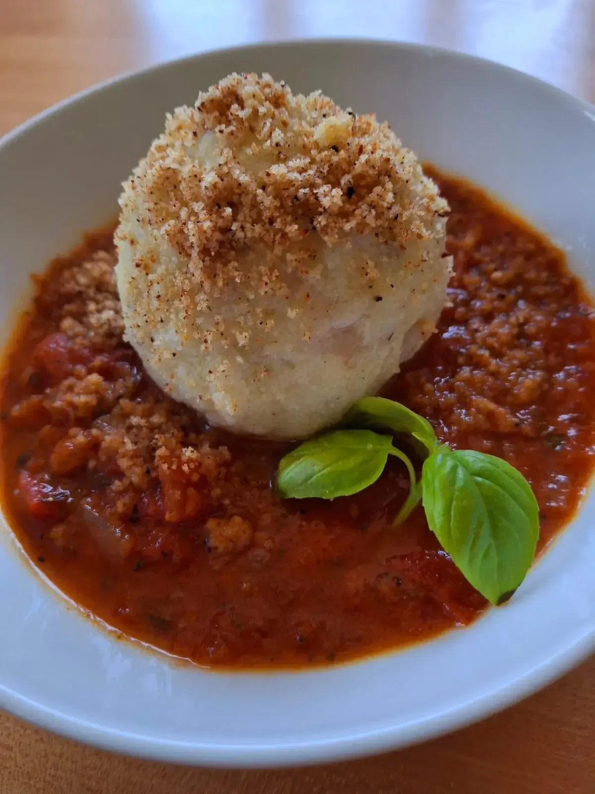 Knödel mit Tomatensauce