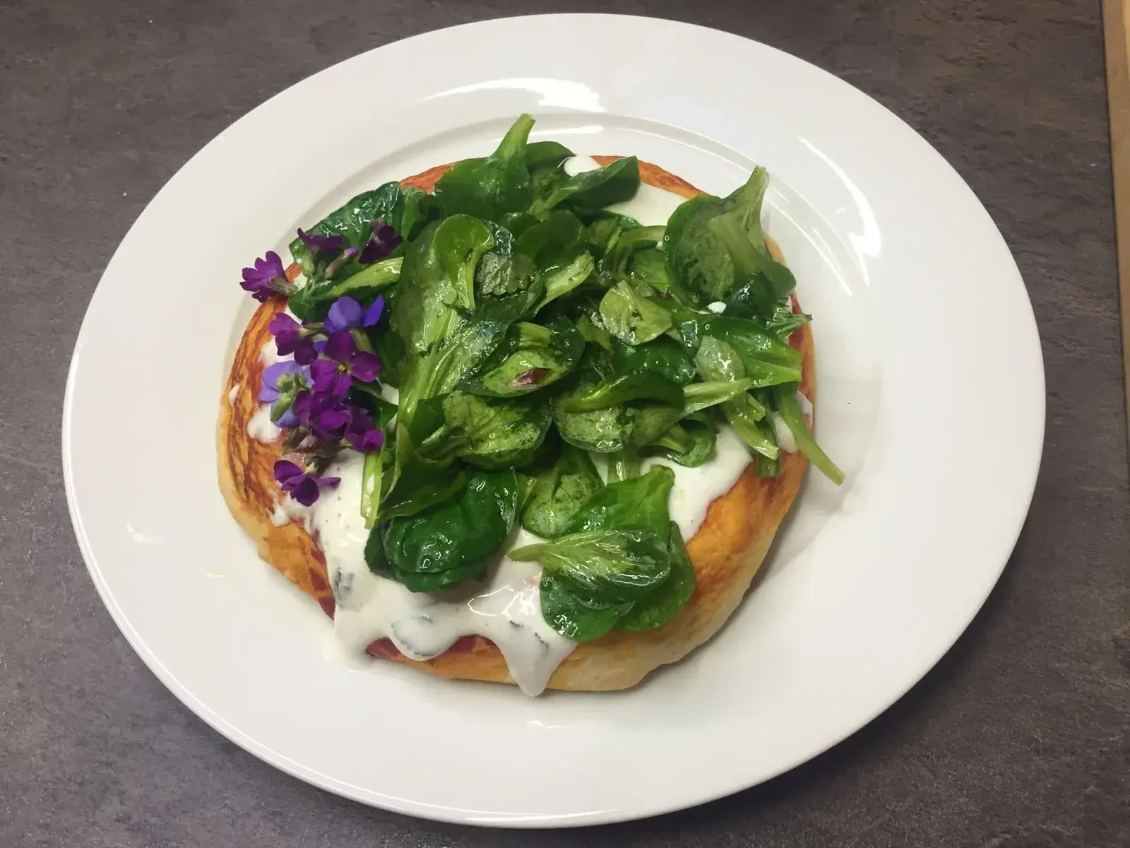 Pizza mit Kräutersauce