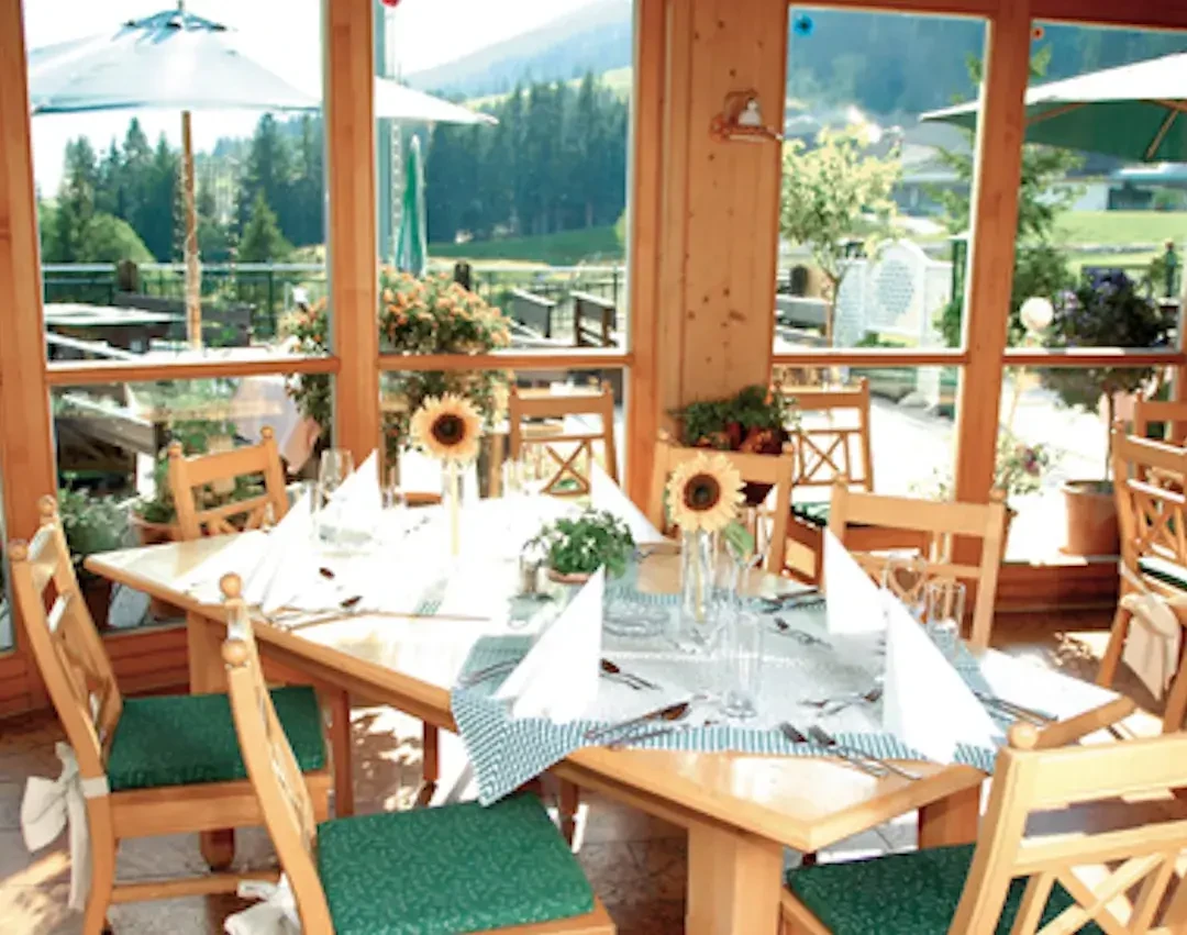 Wintergarten mit Ausblick auf Terrasse 