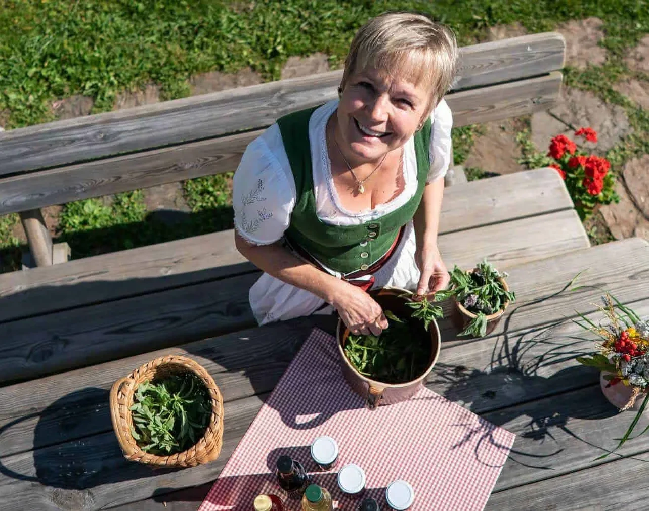 Chefin mit Kräuter