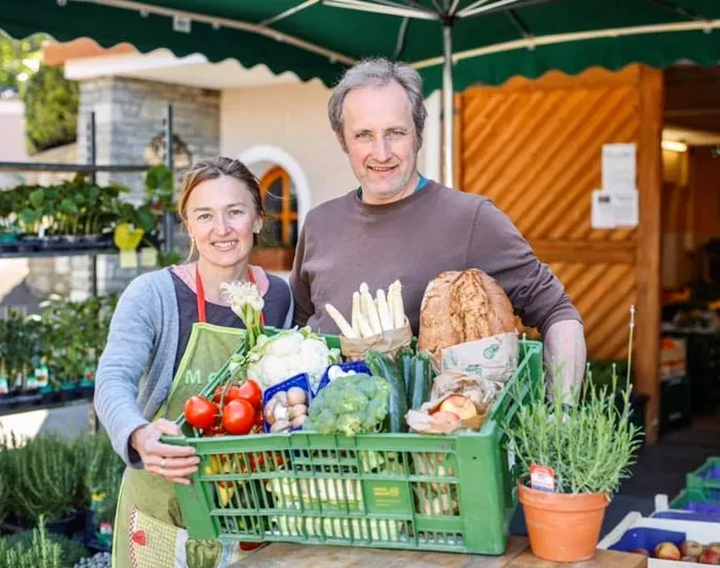 Babingerbauer Frau und Herr Haiml mit Gemüse