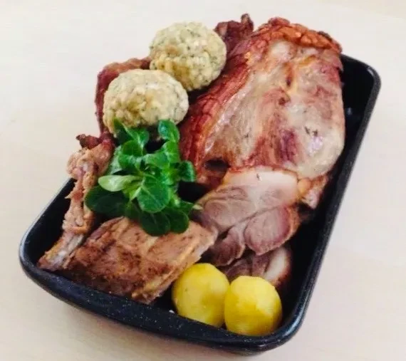 Schweinebraten mit Knödel und Kartoffeln