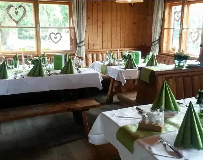 Festlich gedeckte Stube