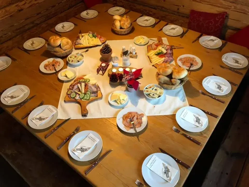 Frühstückstisch gedeckt 