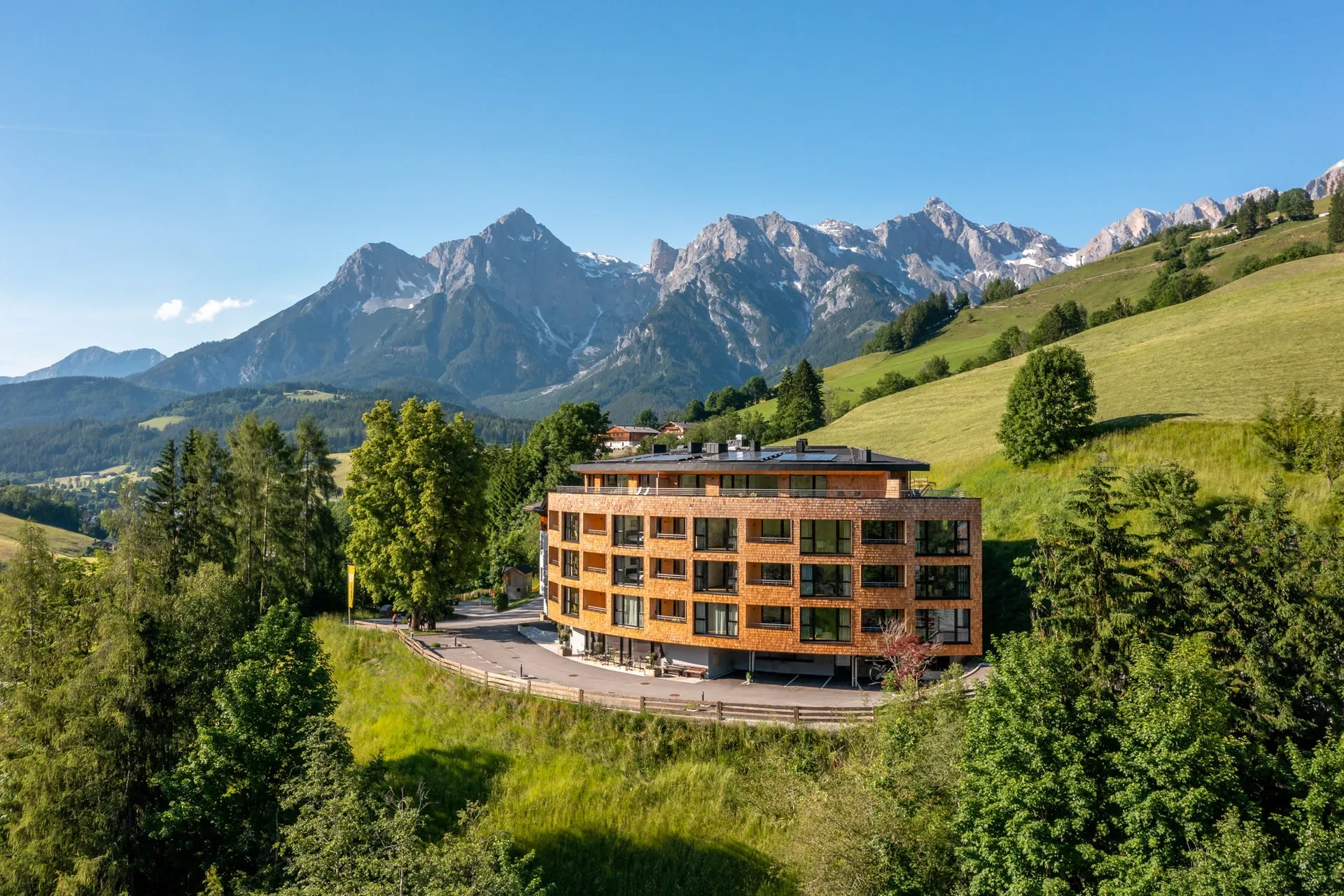 Betriebsbild mit Gebirge im Hintergrund Vogelperspektive 