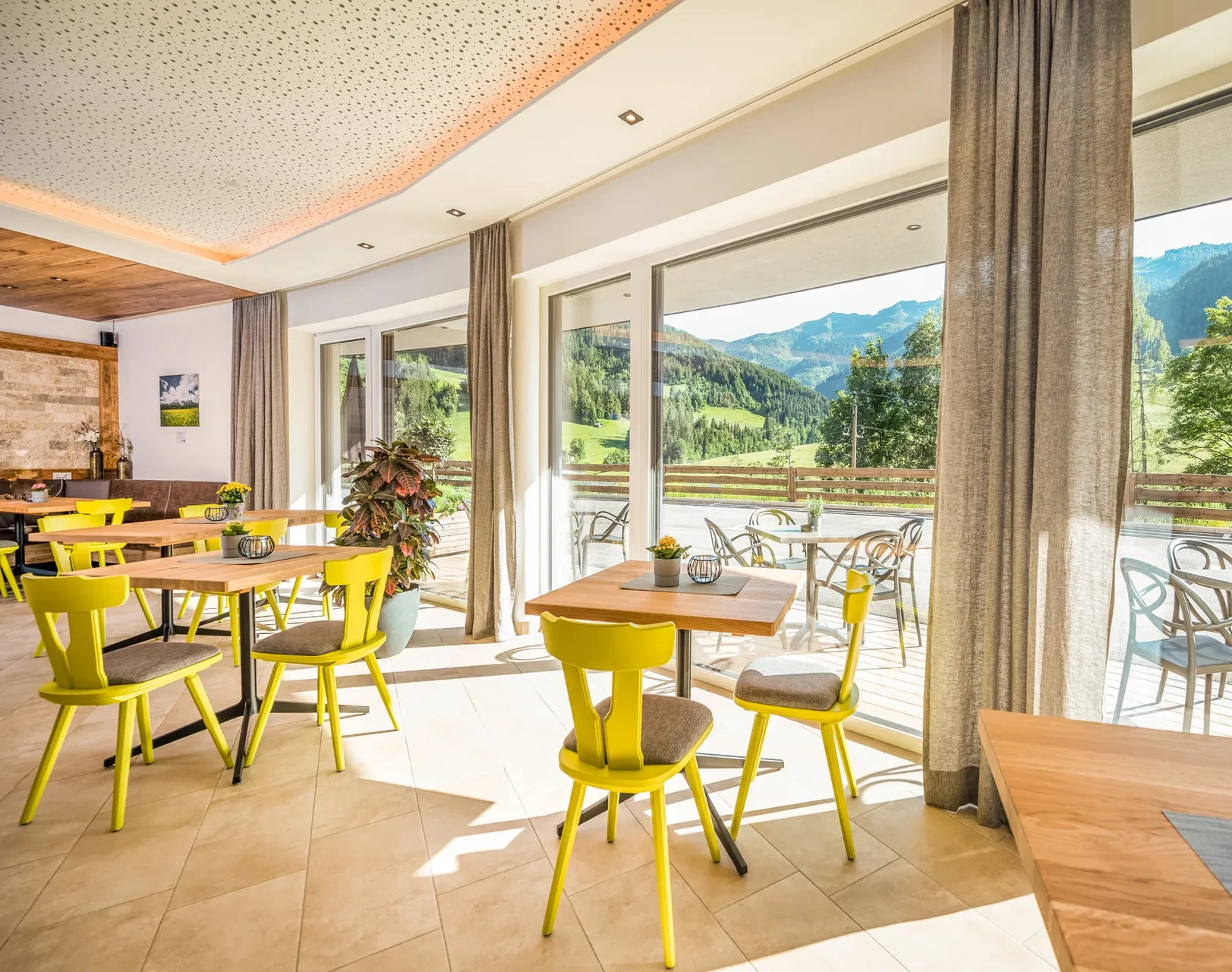 Wintergarten mit Blick auf die Terrasse