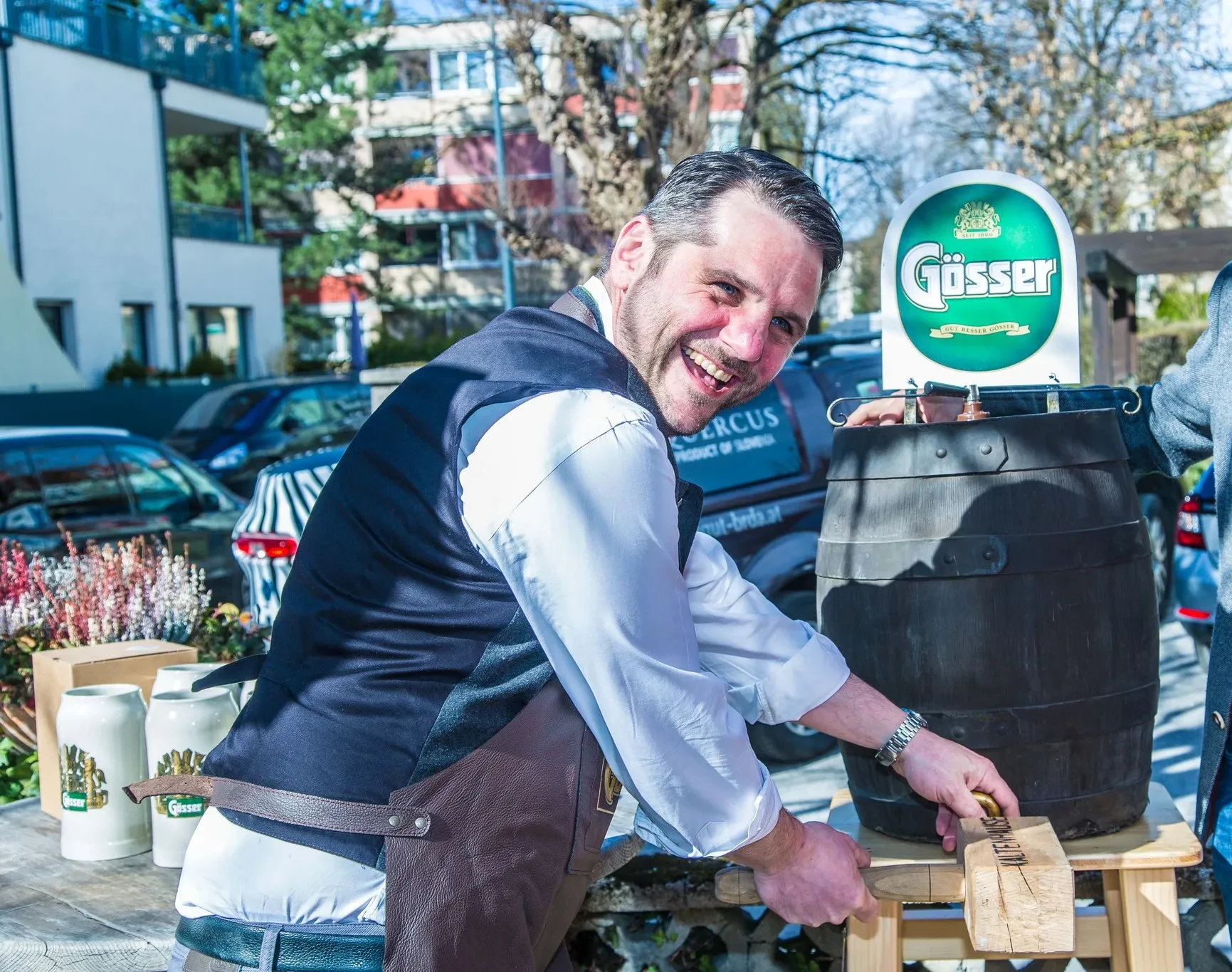 Chef beim Bieranschlagen 