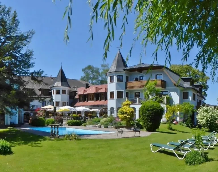 Hotelgarten mit Pool 