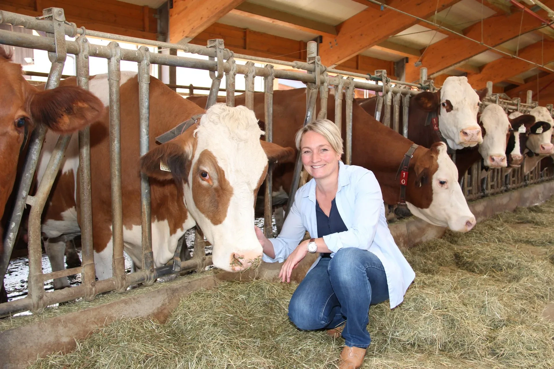 Motzenhof Sibylle Krispler Inhaberin beim Füttern der Tiere