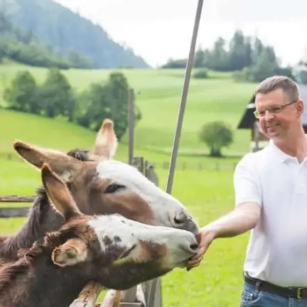 Hofbesitzer mit Tieren 