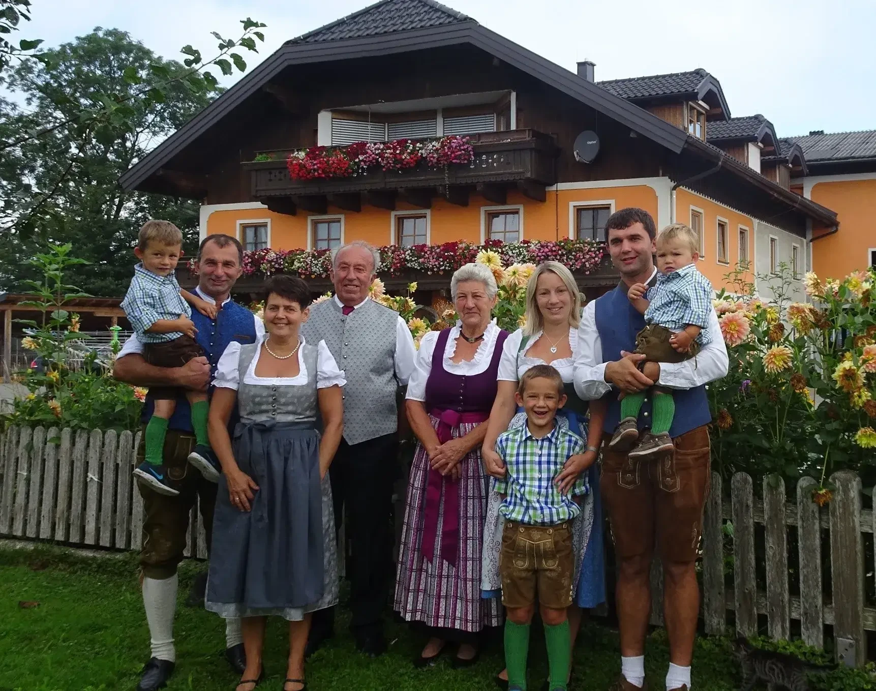 ganze Familie vor Hof