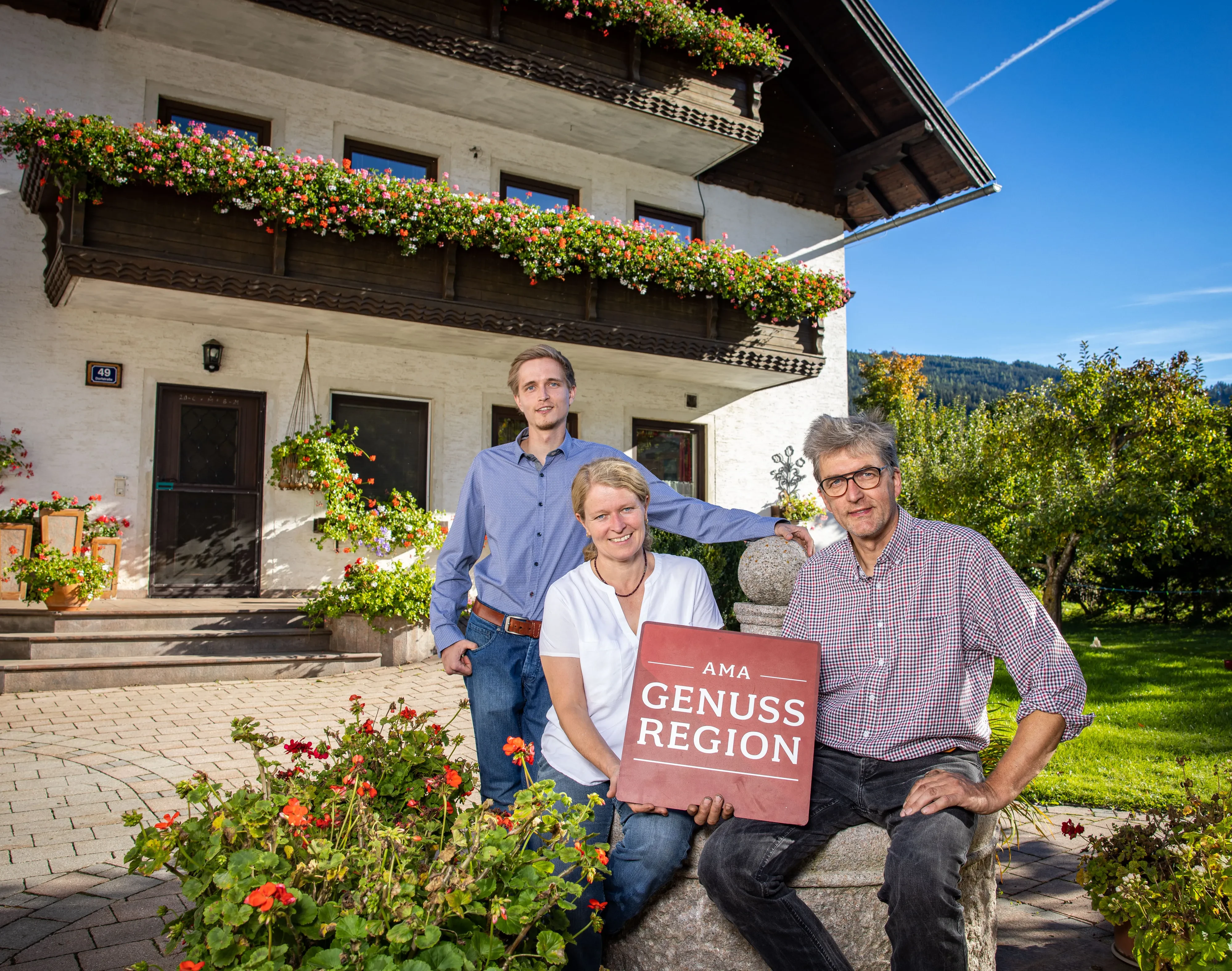 Familie Gruber vor Haus