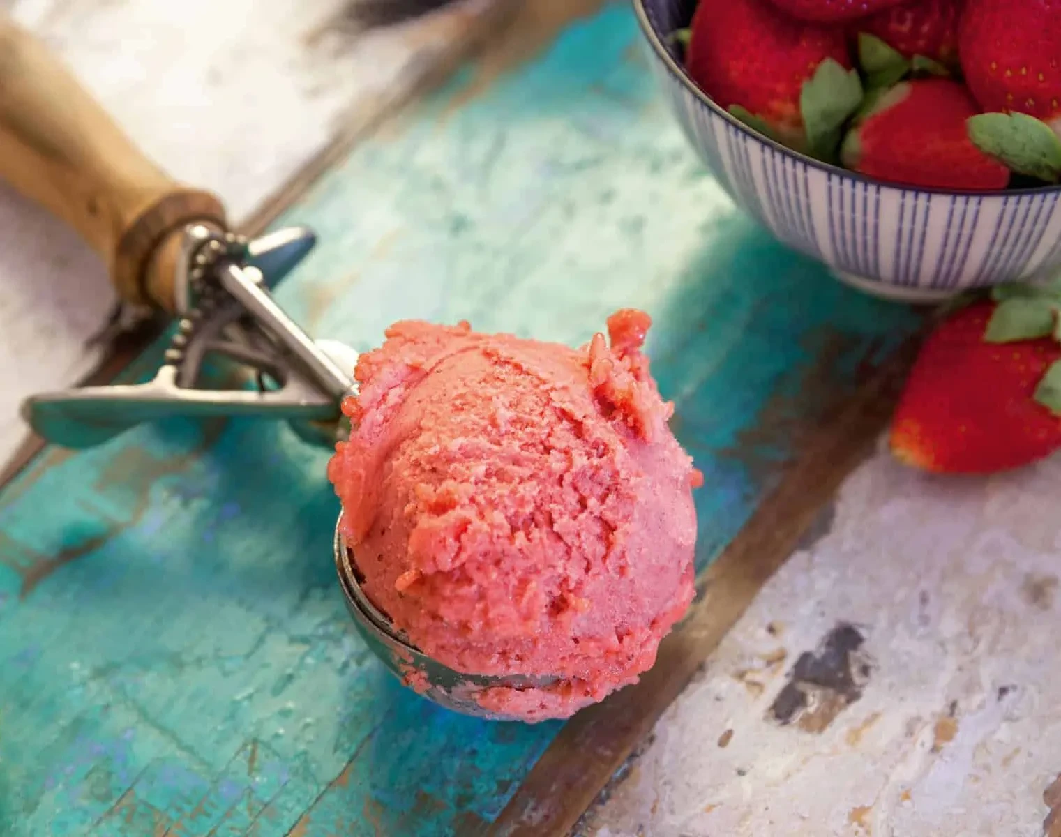 Eiskugel mit Erdbeeren