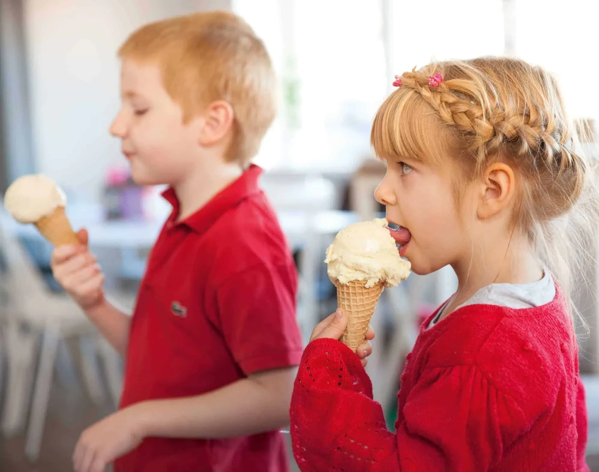 Kinder mit Eis auf Tüte