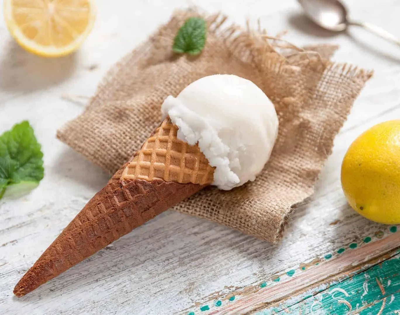 Eiskugel auf Waffel mit Zitrone